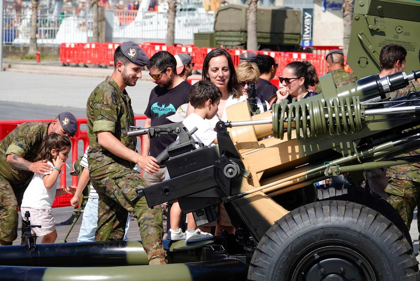 Galería | Comienza la programación del Día de las Fuerzas Armadas en Vigo