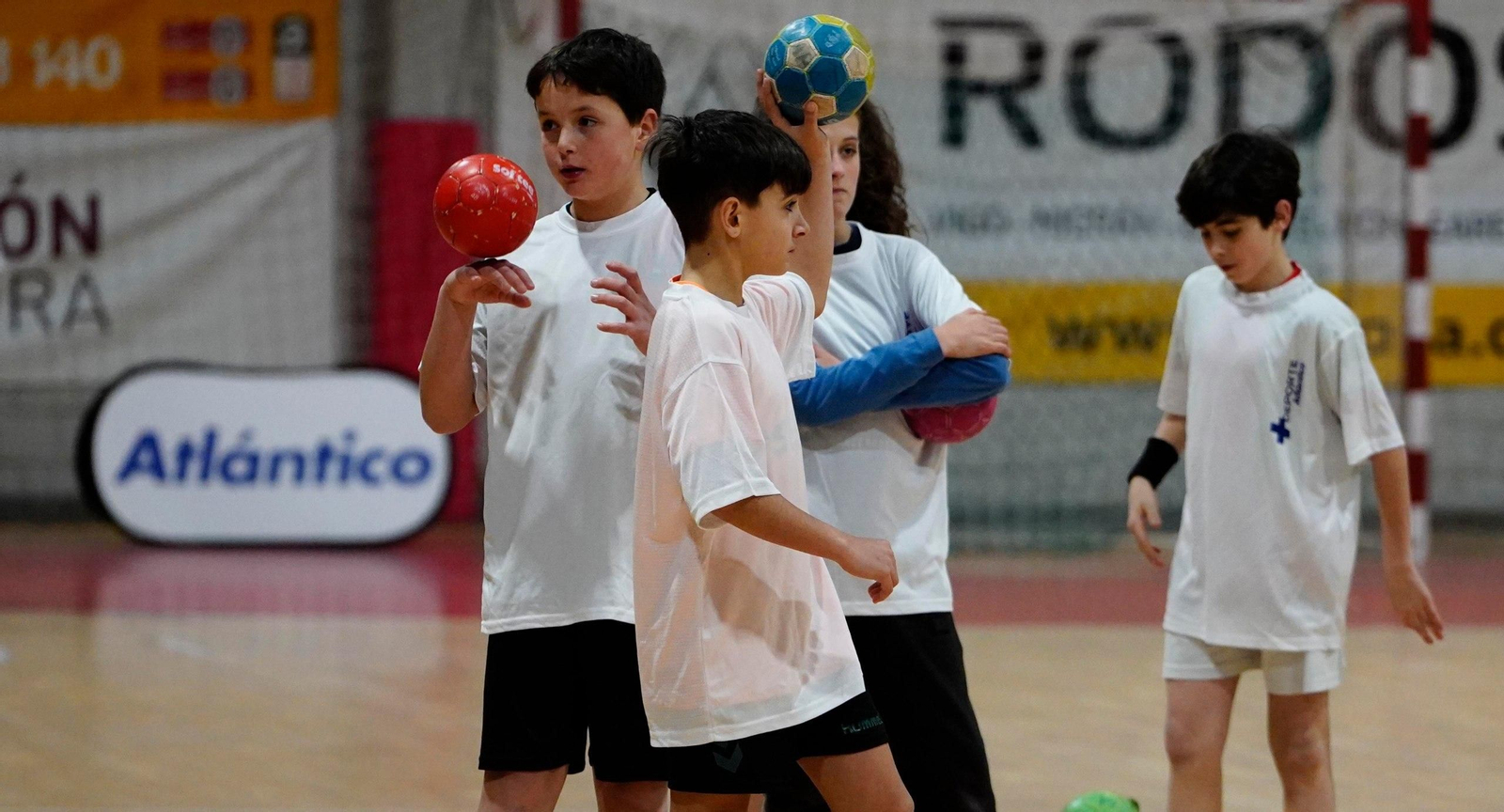 Galería | Chapela acoge un entrenamiento multigeneracional de balonmano