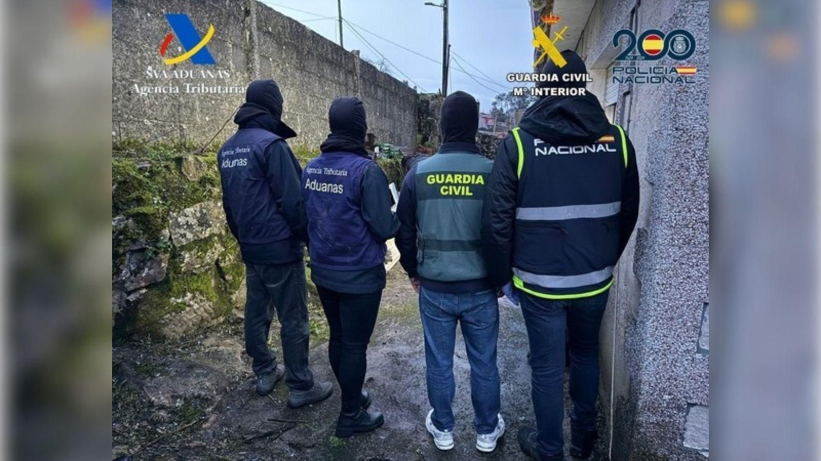 Desarticulada una "sólida" estructura criminal de A Coruña y Pontevedra que vendía droga en una tienda de ropa.