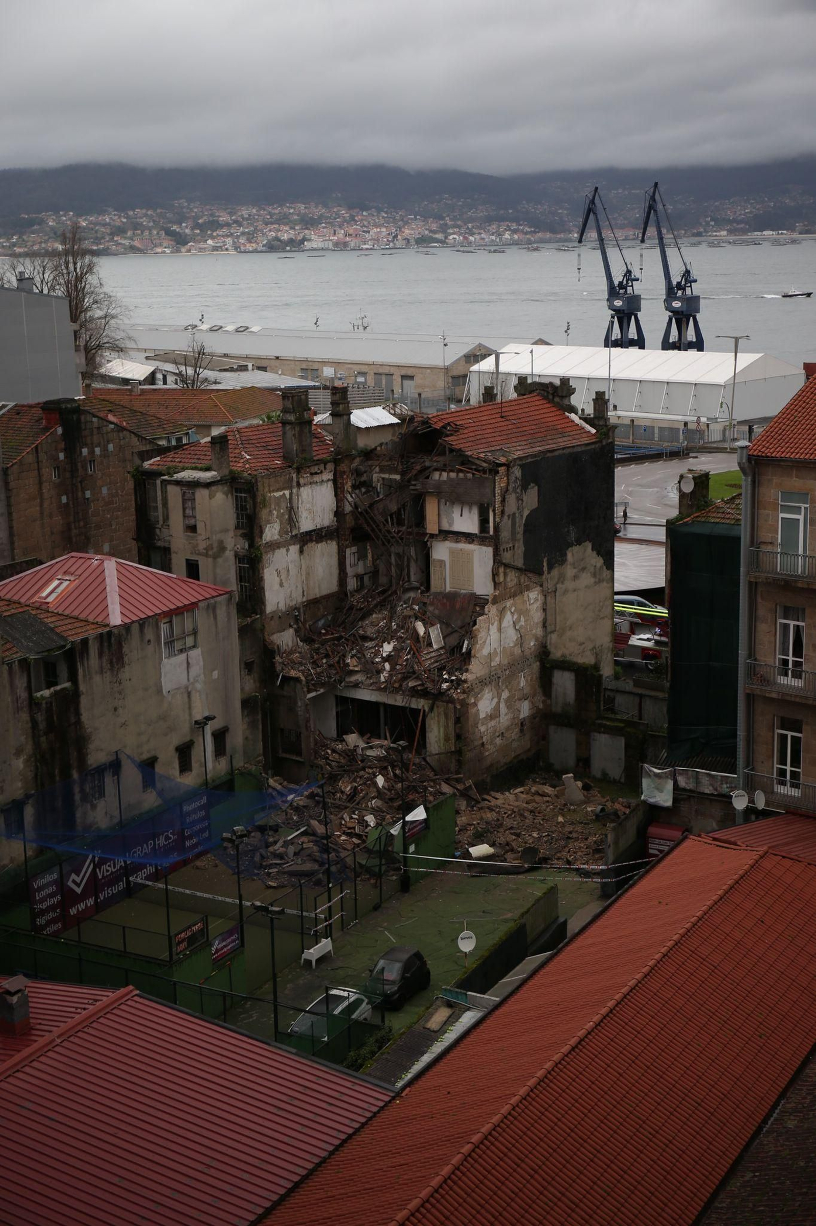 Se derrumba un edificio en el centro de Vigo // Alberte