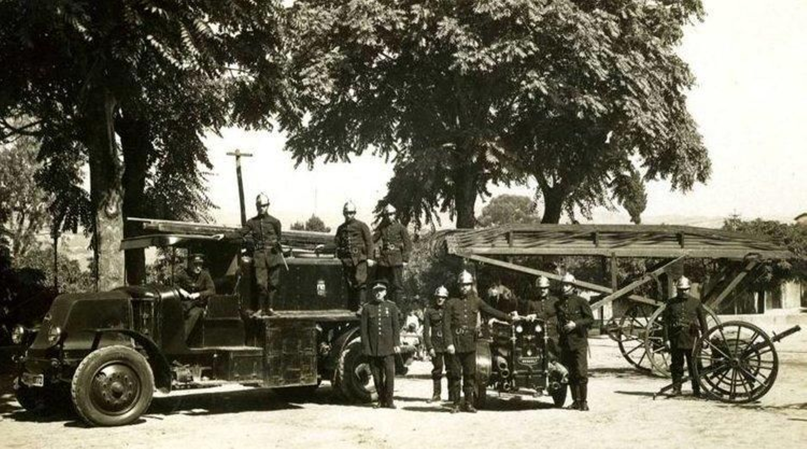 Presentación del cuerpo de bomberos en 1929 (sps foto Pacheco. Archivo Municipal de Ourense).