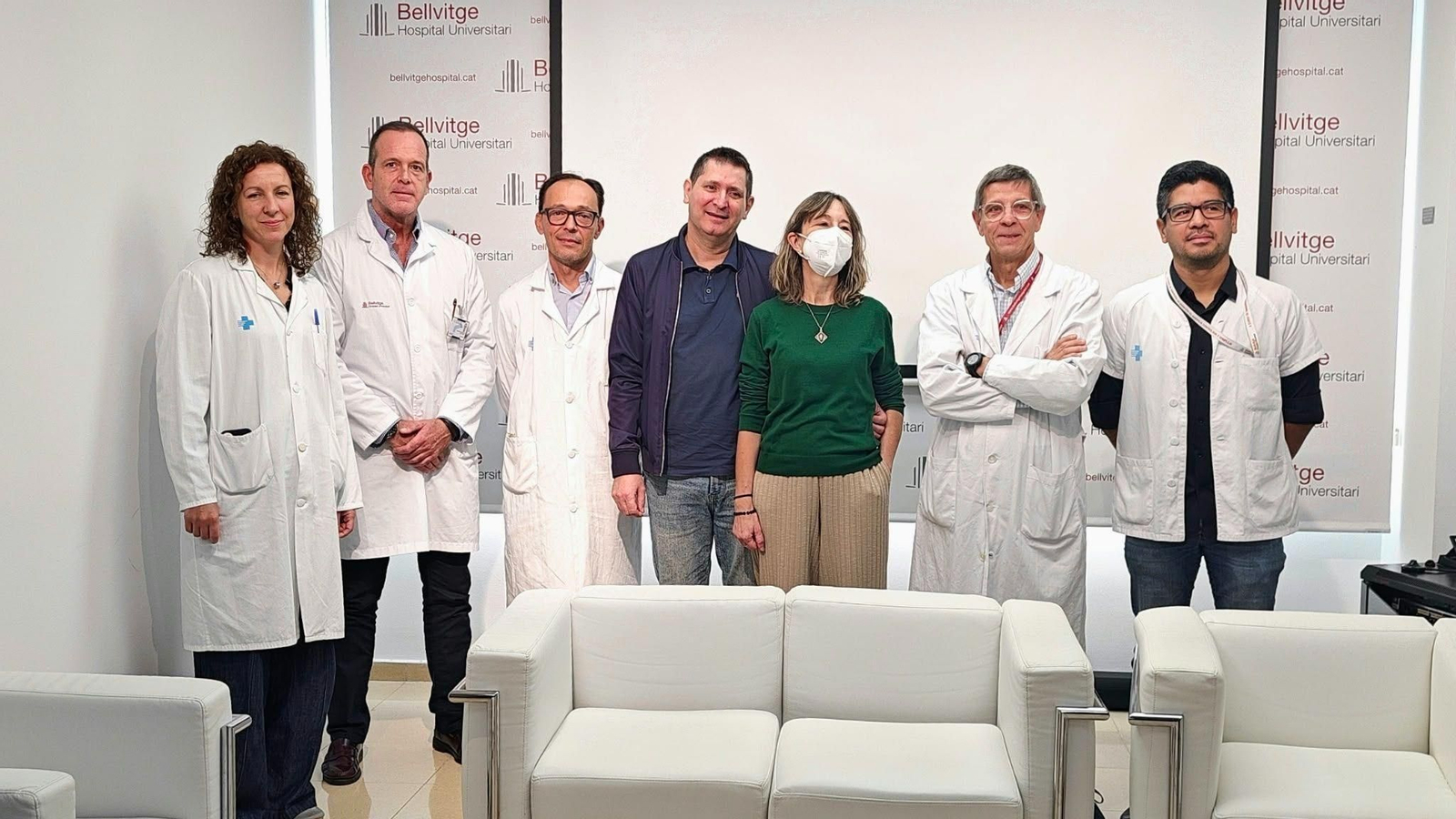 Los responsables del hospital junto a la paciente y el donante, su marido.