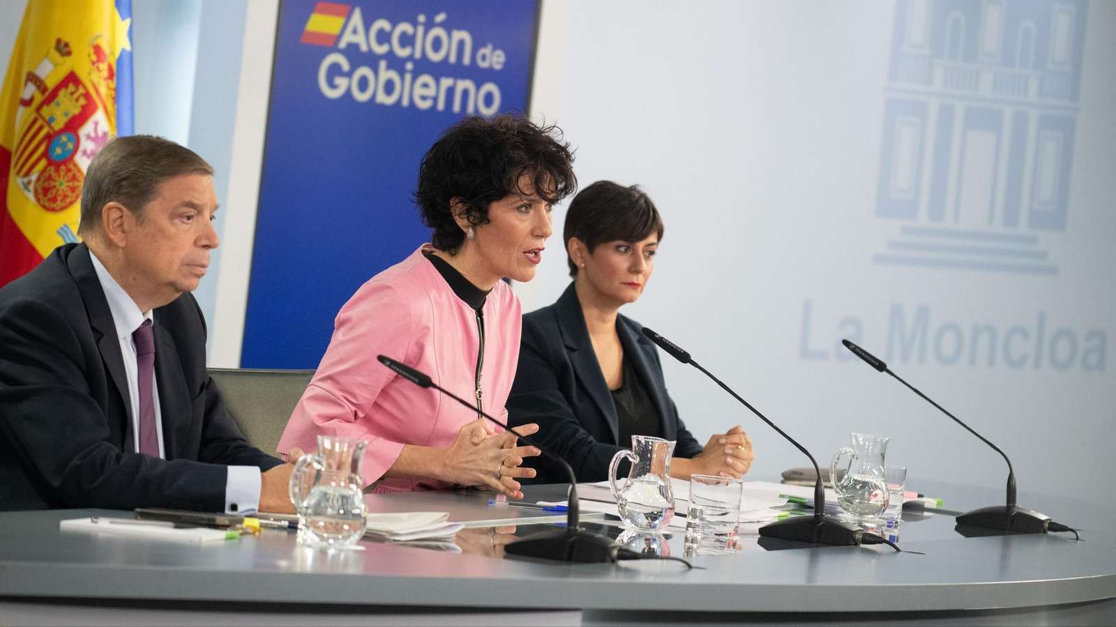 El ministro de Agricultura, Luis Planas, la ministra de Inclusión, Seguridad Social y Migraciones, Elma Saiz, y la ministra de Vivienda, Isabel Rodríguez, durante una rueda de prensa tras el Consejo de Ministros, a 20 de octubre de 2026