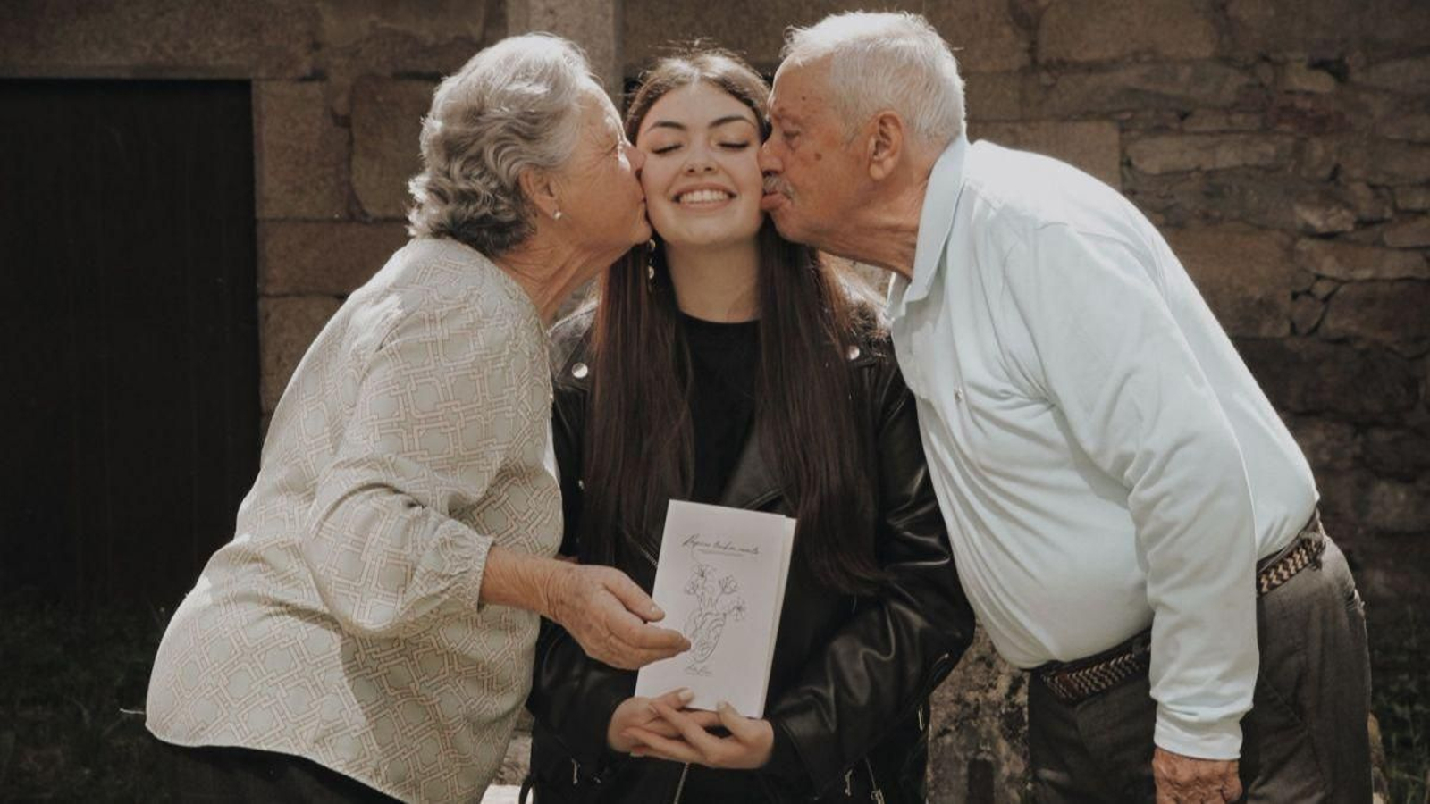 Antía Pousa con sus abuelos, Neusa e Higinio.