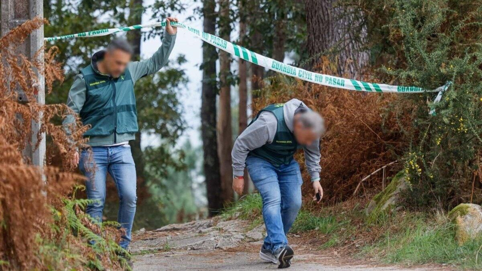 Investigadores de la Guardia Civil, en la zona del homicidio.