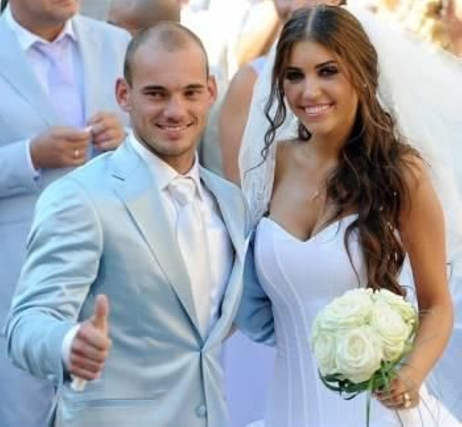 Wesley Sneijder se casa con la modelo y presentadora de televisión Yolanthe Cabau