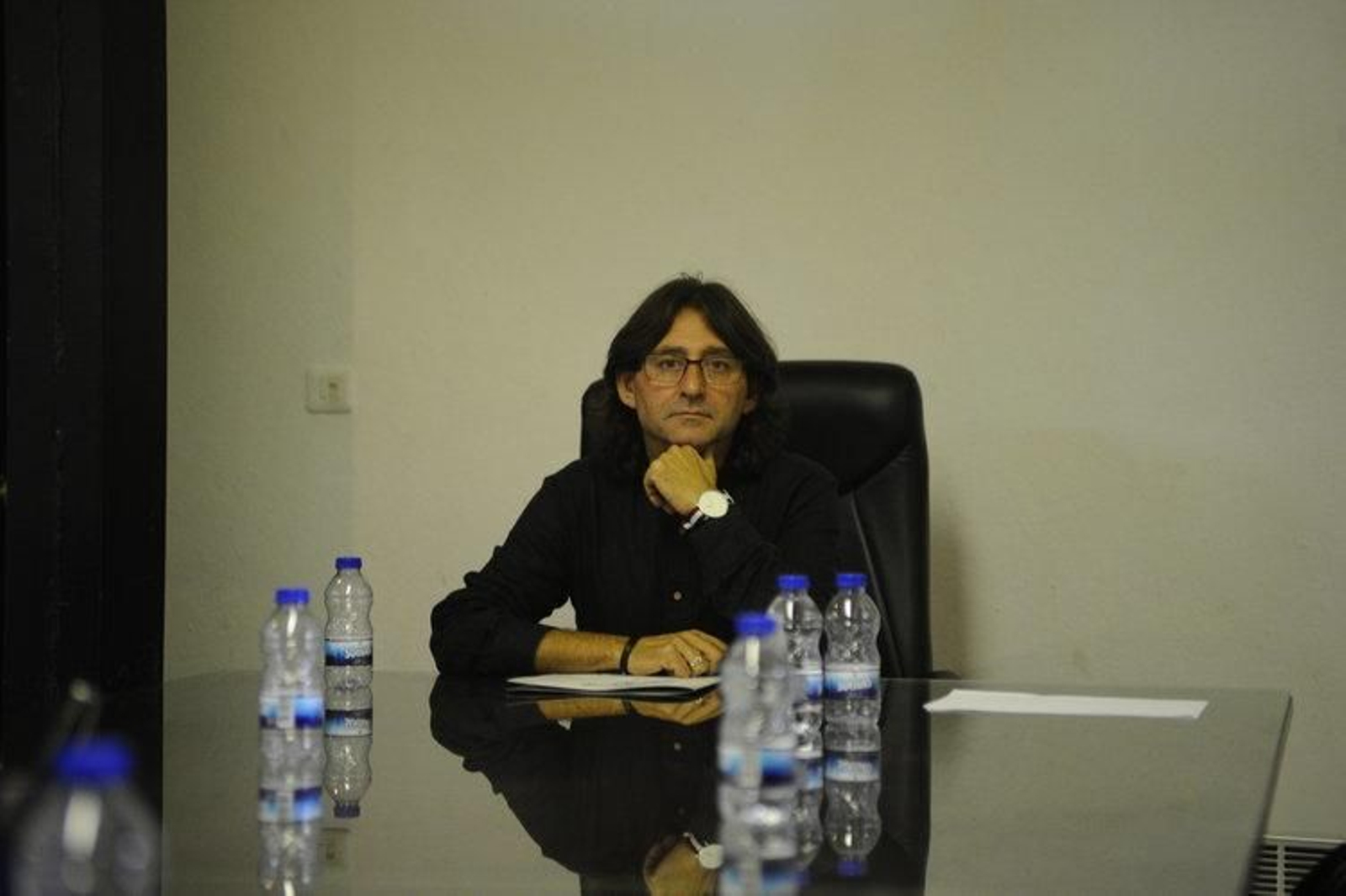 Felicísimo Pereira, sentado na cadeira presidencial do Consello, despois da sesión.