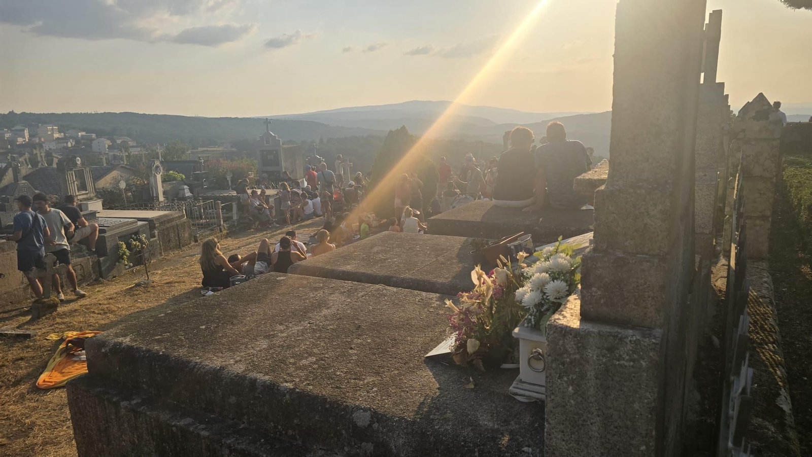 Galería | Un cementerio para mirar al cielo: un silencioso mirador para el eclipse total solar