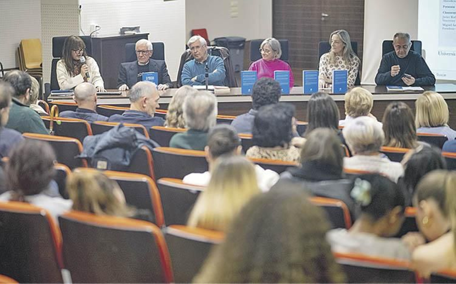 La sala registró un aforo completo durante la presentación del libro dedicado a Florencio de Arboiro.