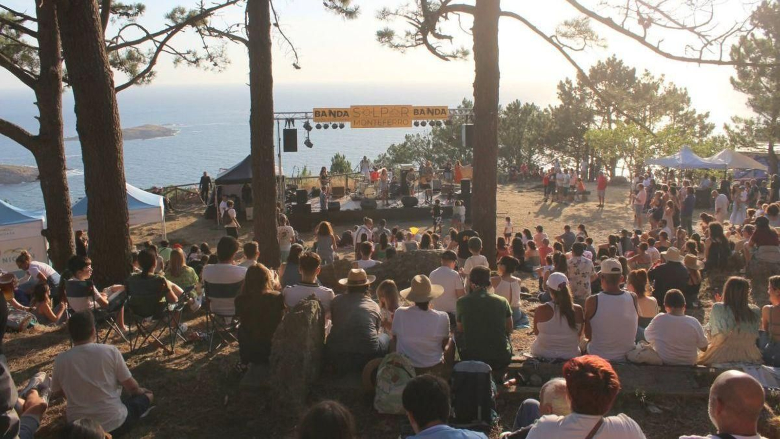 El festival se celebra en un entorno natural desde el que se puede contemplar una panorámica privilegiada.