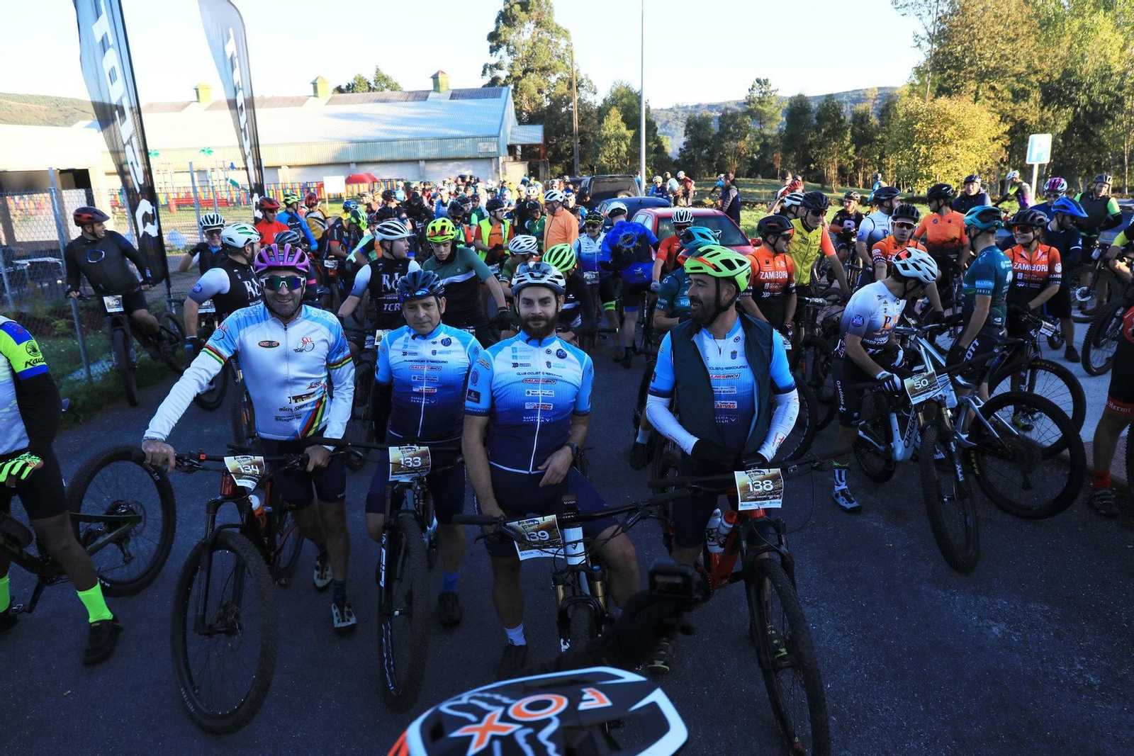 Bien conjuntados y equipados para afrontar la ruta ciclista a lo largo de Boborás.