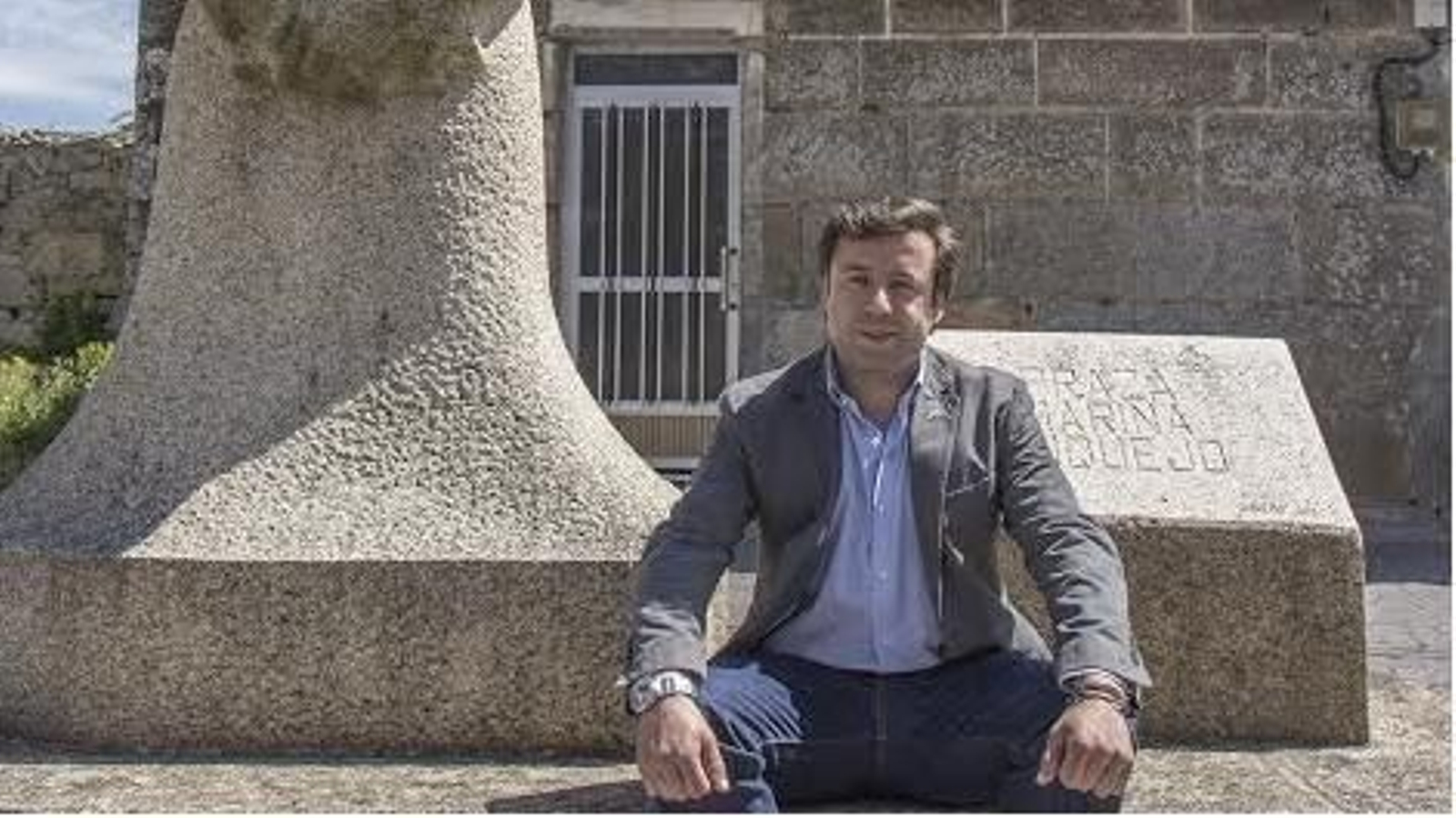 Luciano Rivero, ante o monumento dedicado á súa nai, Marina Cuquejo.