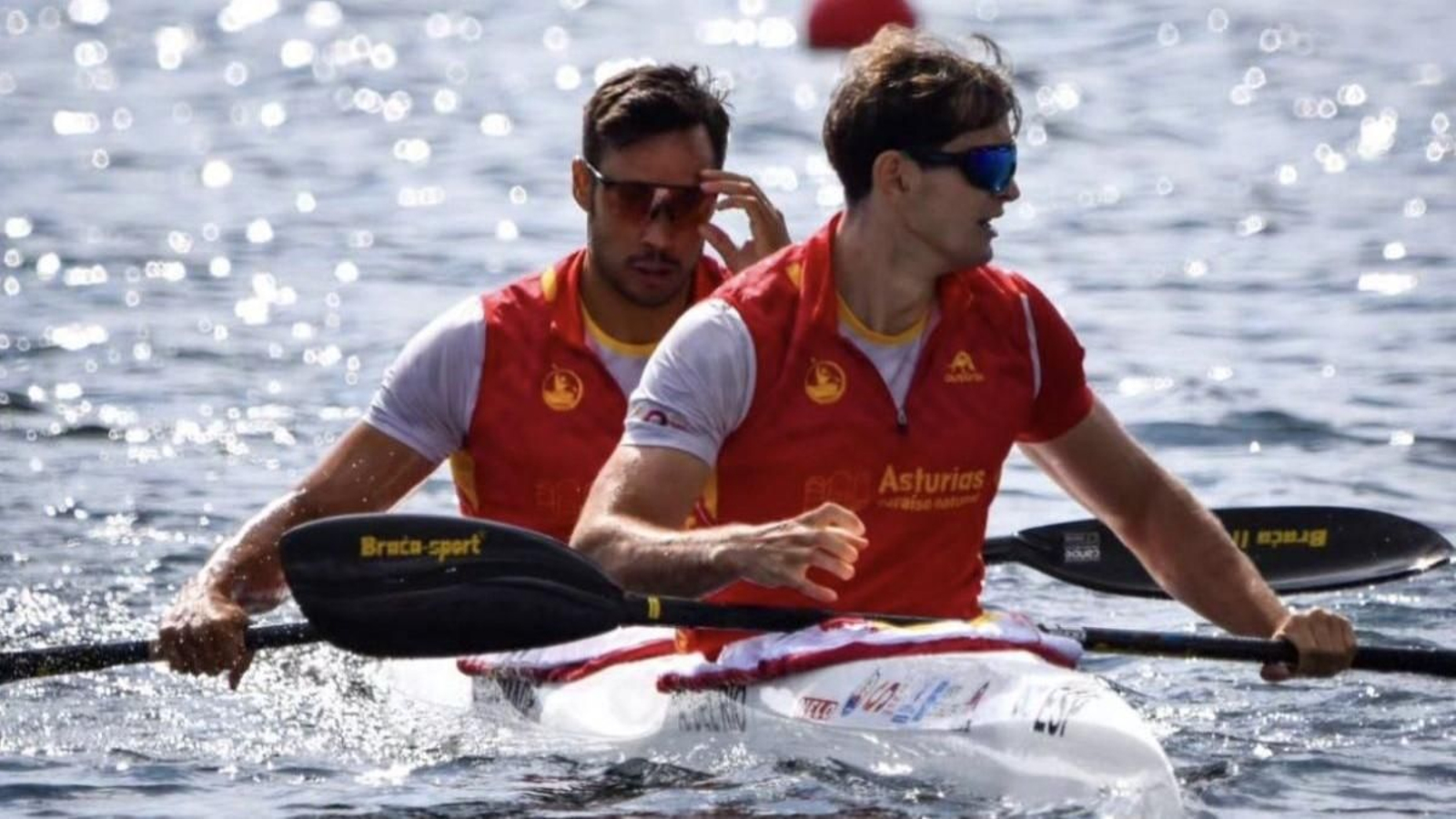 Germade (a popa), durante la competición en aguas parisinas junto a Adrián del Río.