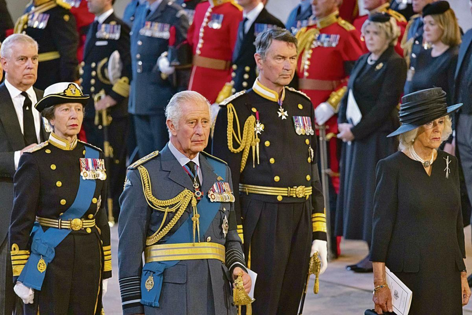 Carlos III visita la capilla ardiente de Isabel II ubicada en el Parlamento británico.