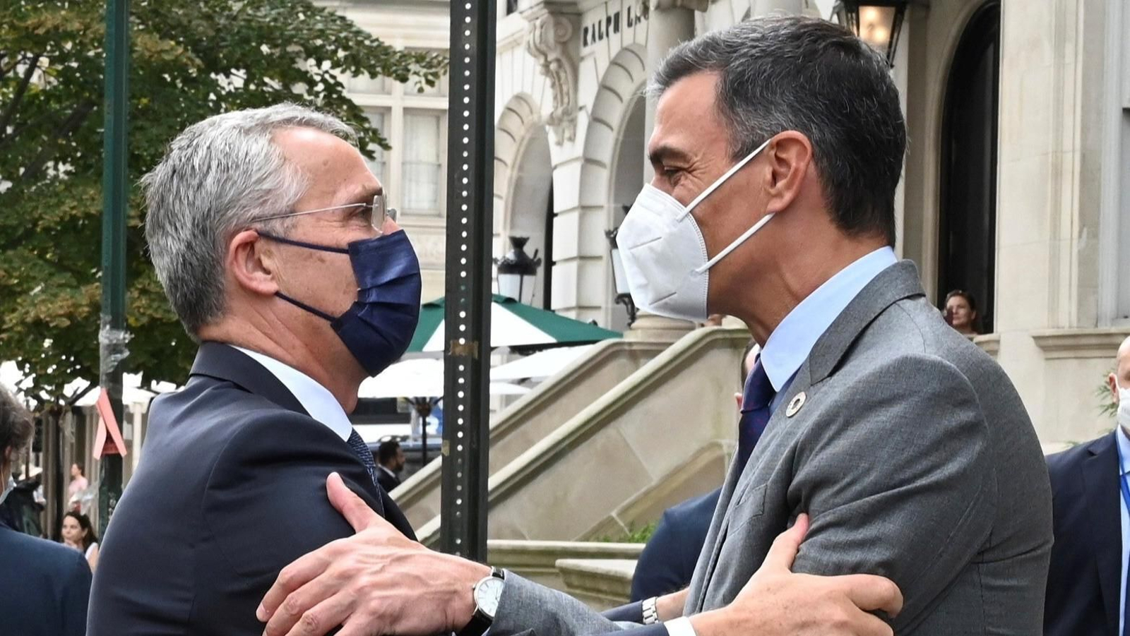 Abrazo entre Jens Stoltenberg y Pedro Sánchez.