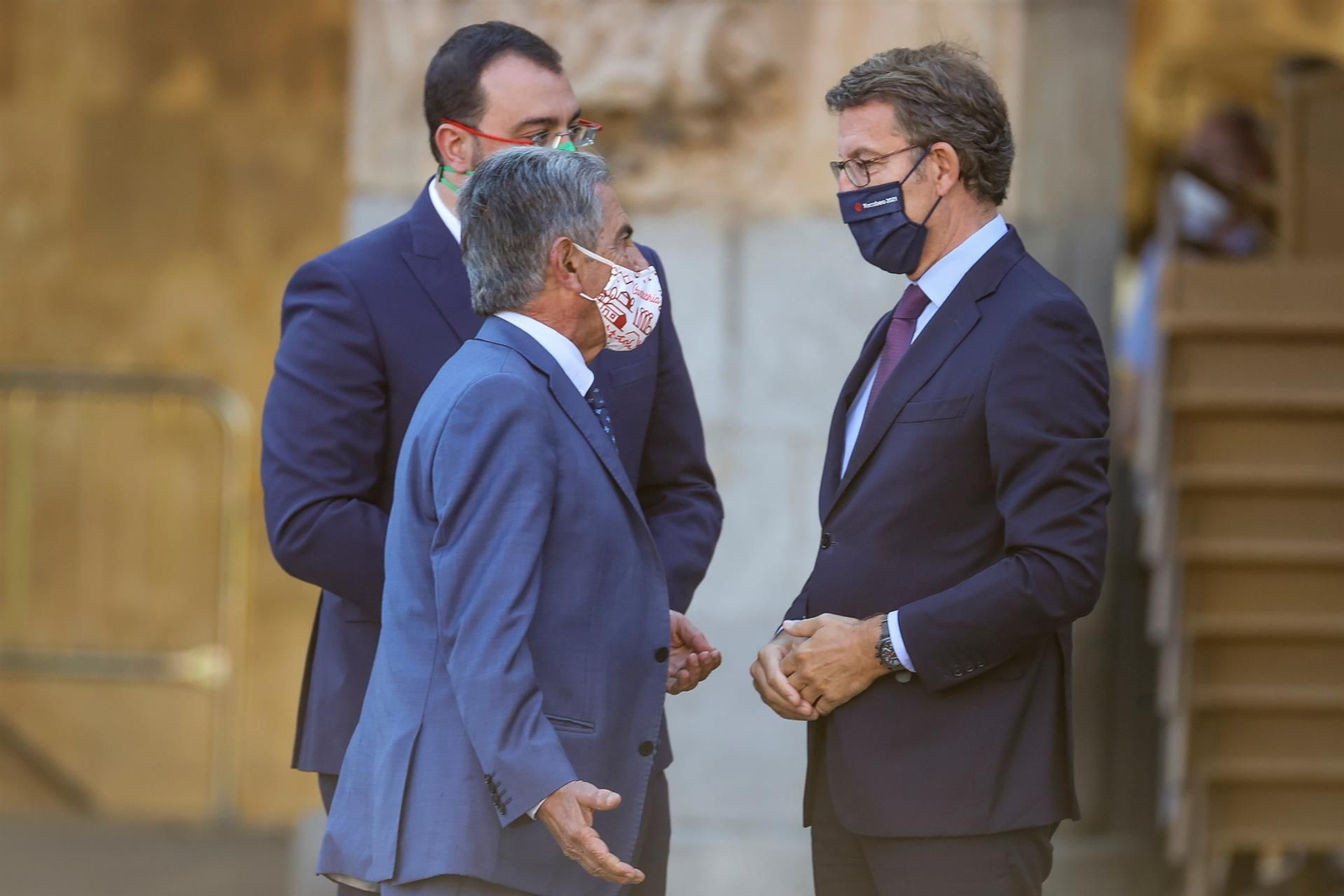 Feijóo conversa con los presidentes de Cantabria y Asturias, Miguel Angel Revilla y Adrián Barbón, antes de la Conferencia. (EFE)