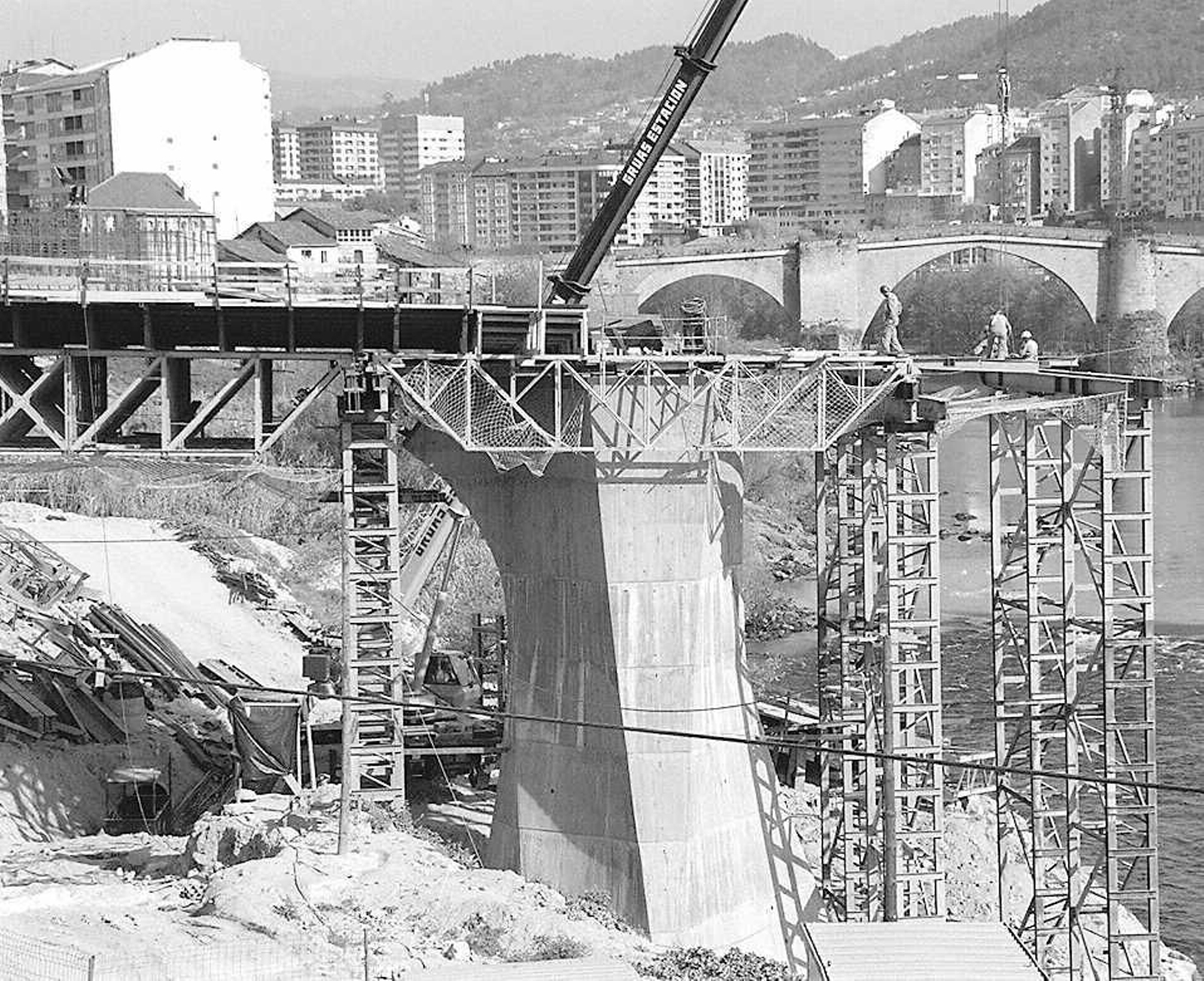 La construcción del emblemático Puente del Milenio hace 25 años cambiaba el skyline de Ourense, en fotos