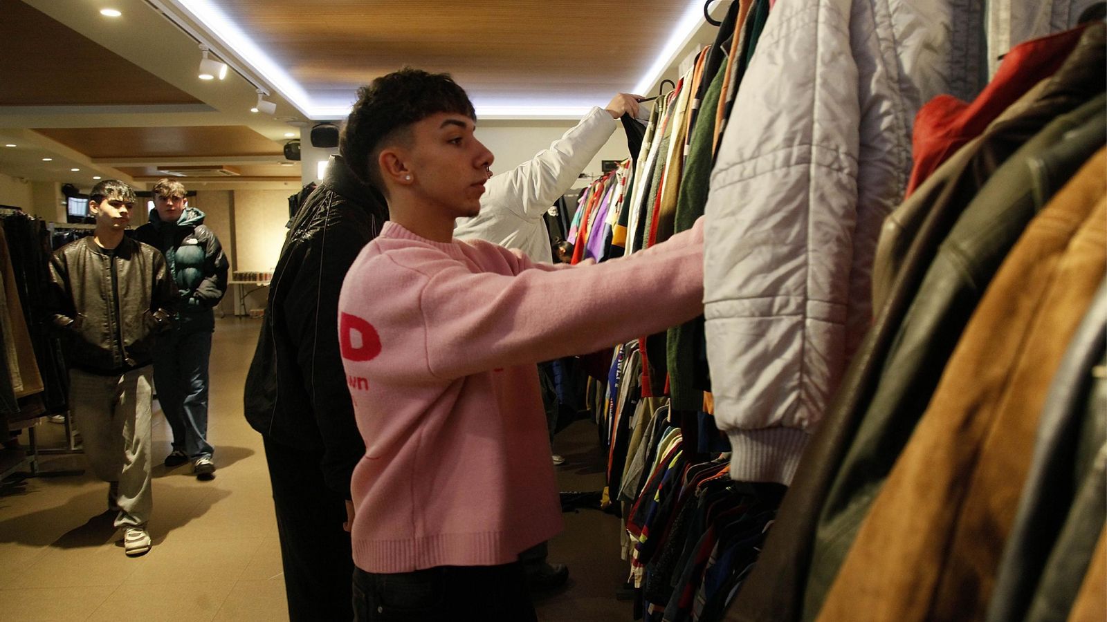 Ourensanos revisando las prendas de la tienda pop-up "Jaleo Village" en noviembre.