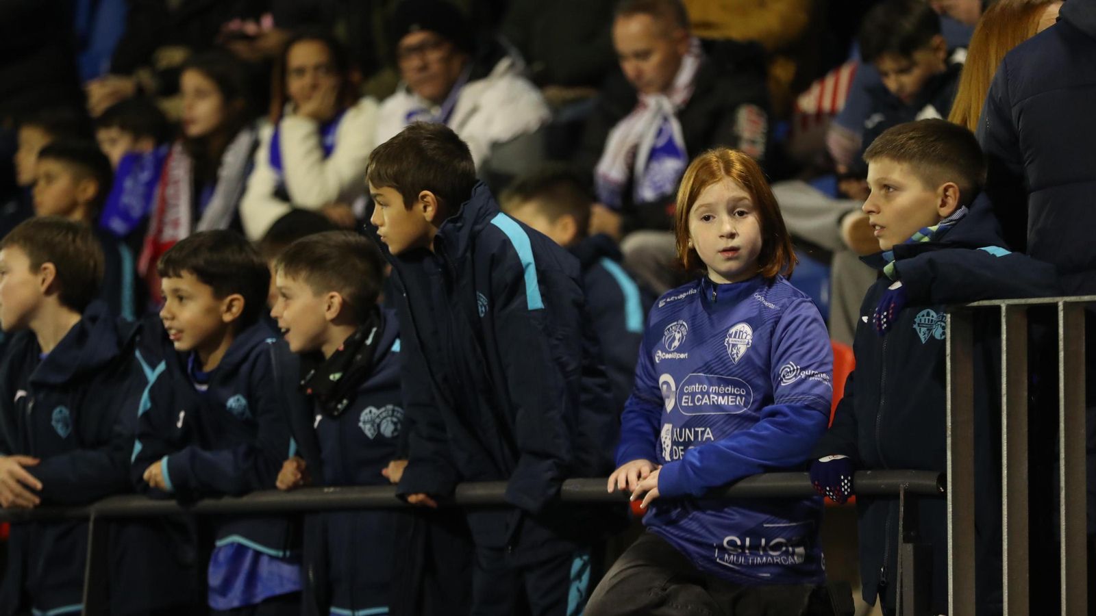 Los aficionados más jóvenes del Ourense CF se acercan para animar a sus ídolos.
