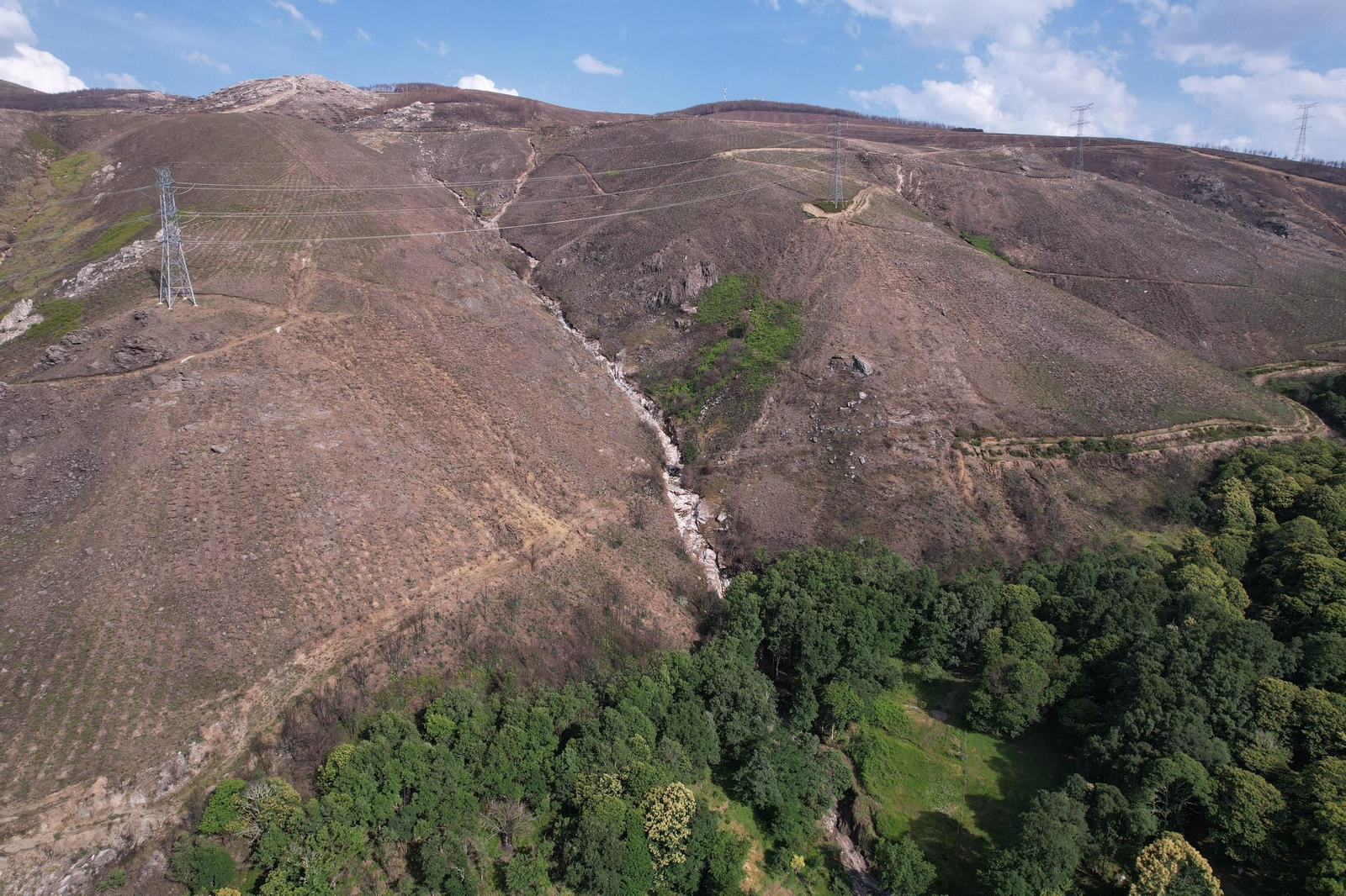 Galería | Viana do Bolo, cruzada por el torrente de agua, en fotos a vista de dron