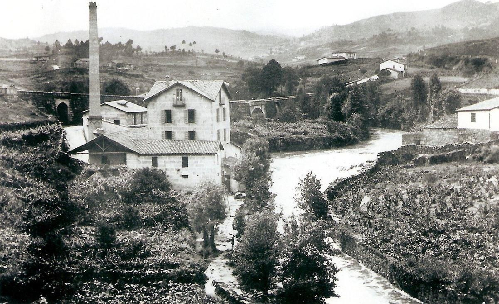 A Molinera nos seus comezos. Fotografía da colección dos veciños do Polvorin (Lourdes González Rodicio), cedida por Miguel Doval.