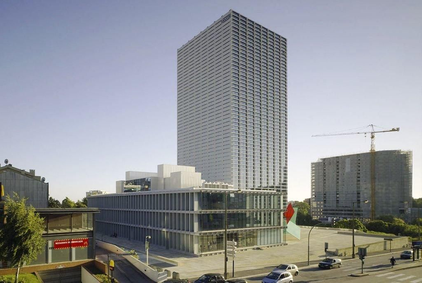 Uno de los nuevos emblemas de Oporto, la Torre Burgo del Pritzker Souto de Mouro que construyó la gallega San José.