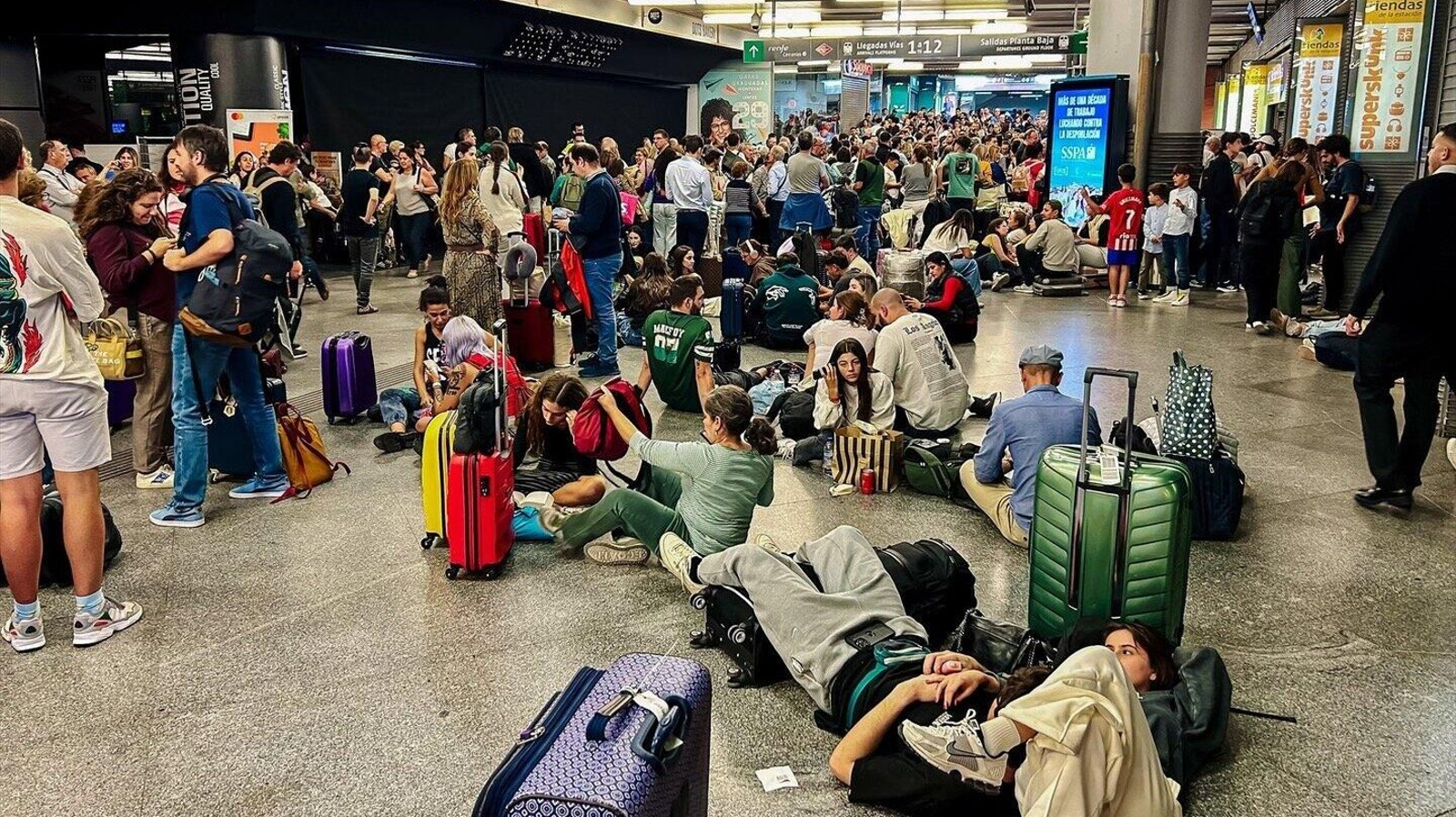 Cientos de personas en la estación de Atocha, en Madrid. // EP