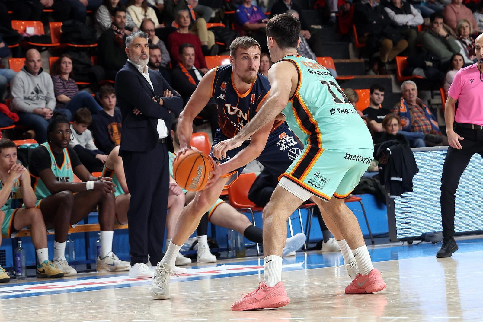Jan Zideck degfendido por un jugador del Palmer Basket.