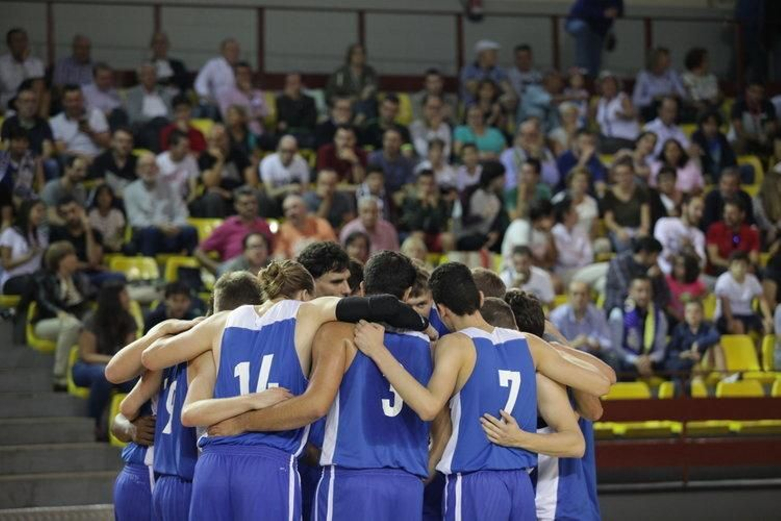 Los jugadores del COB hacen piña antes de empezar un partido de pretemporada.