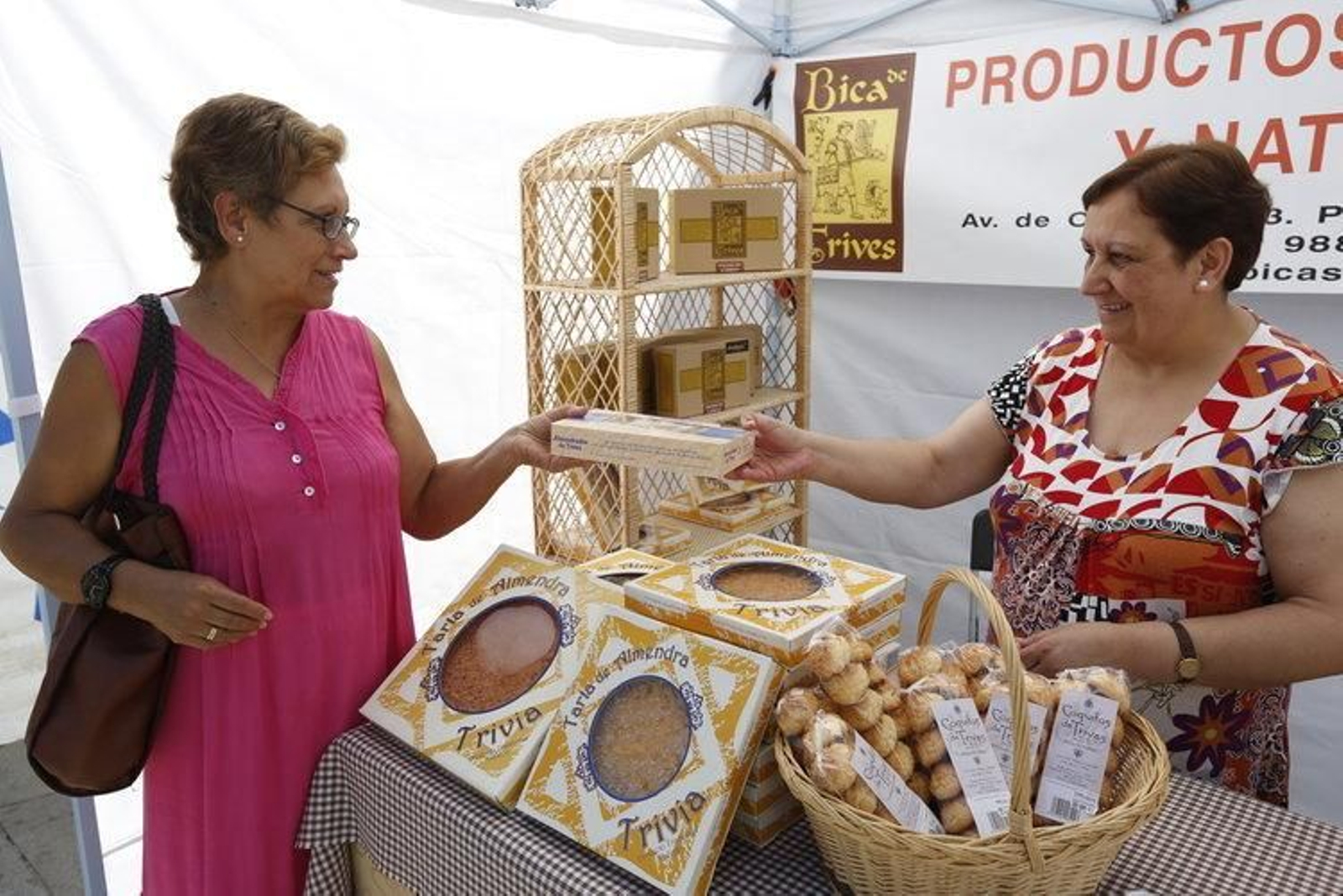 Puesto de venta de bica, en la última edición de su fiesta, en Trives (XESÚS FARIÑAS)