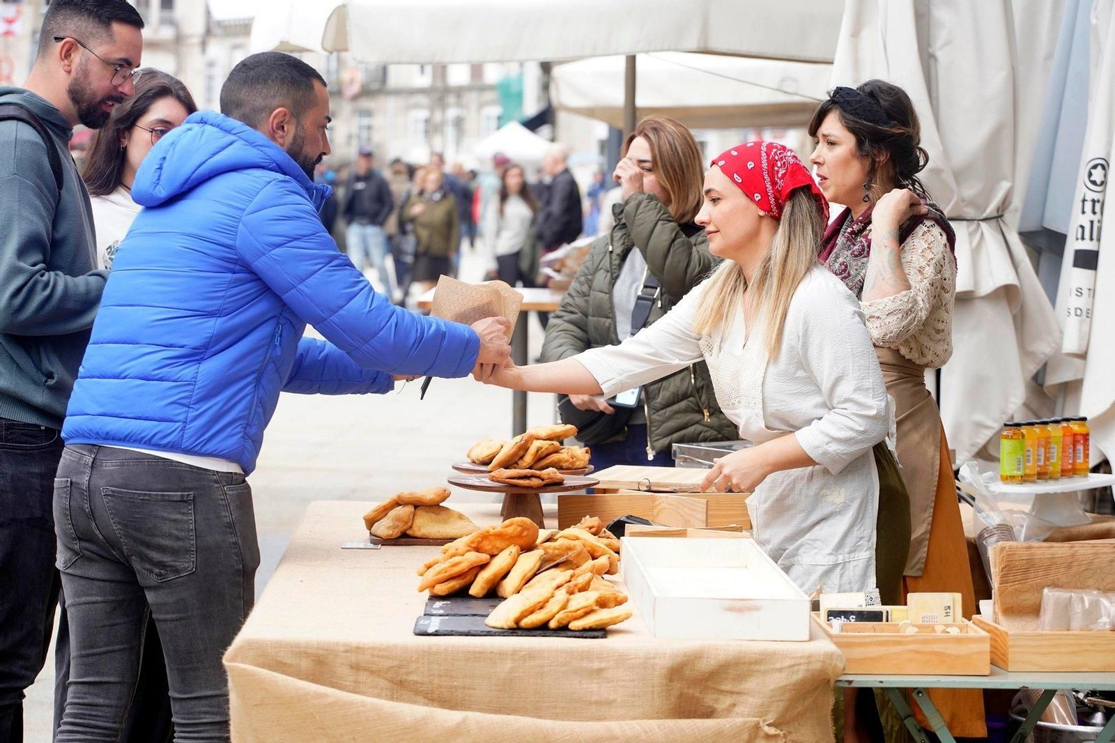 Puestos de comida en el mercado de la Reconquista.