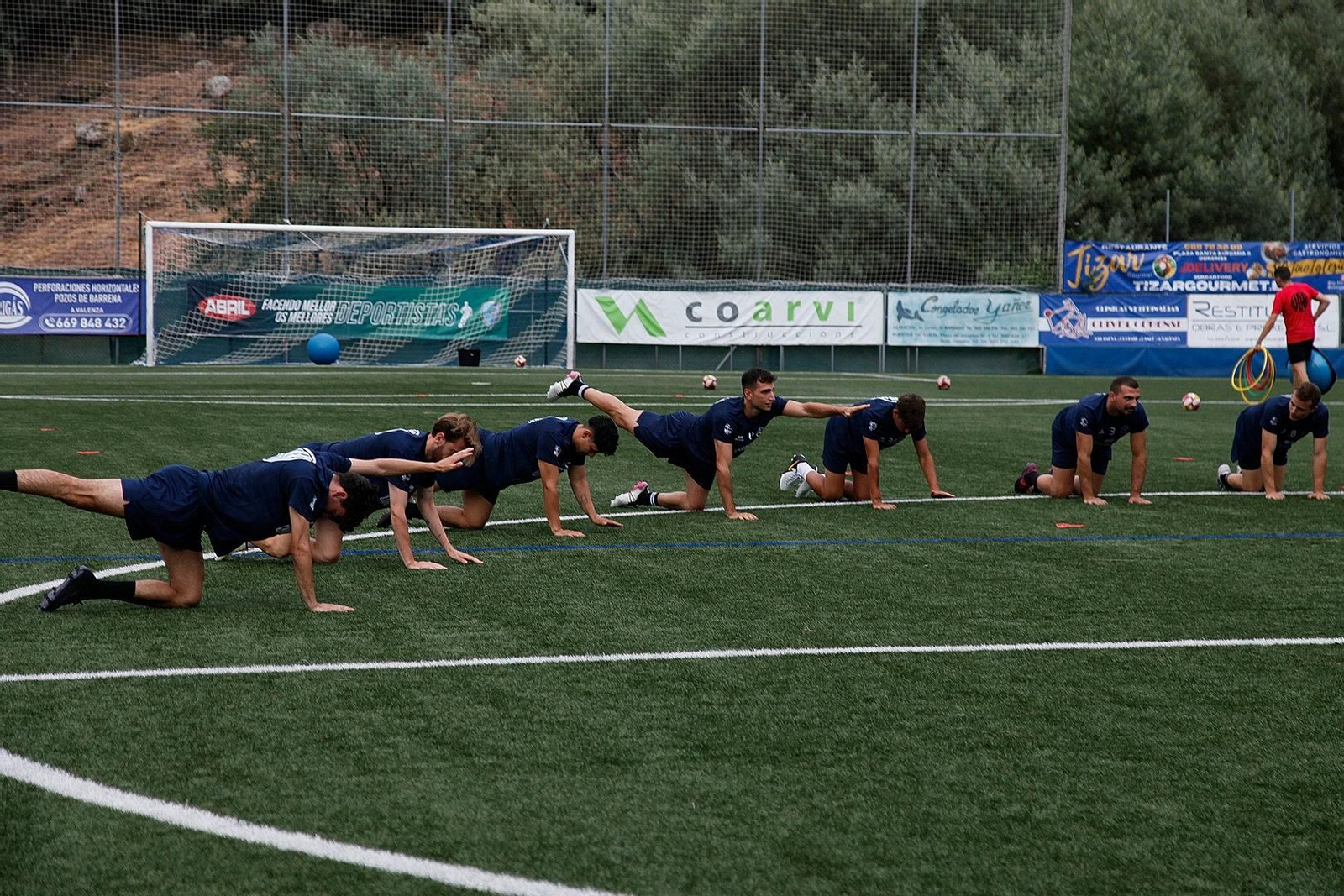Los jugadores, ejercitándose sobre el verde de Os Carrís.