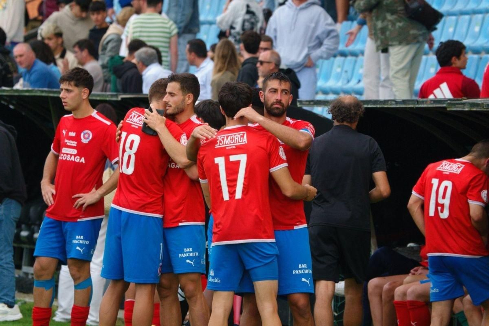 El capitán de la UD Ourense, Pablo Corzo, se abraza con Jesús Ares tras caer ante el Gran Peña.