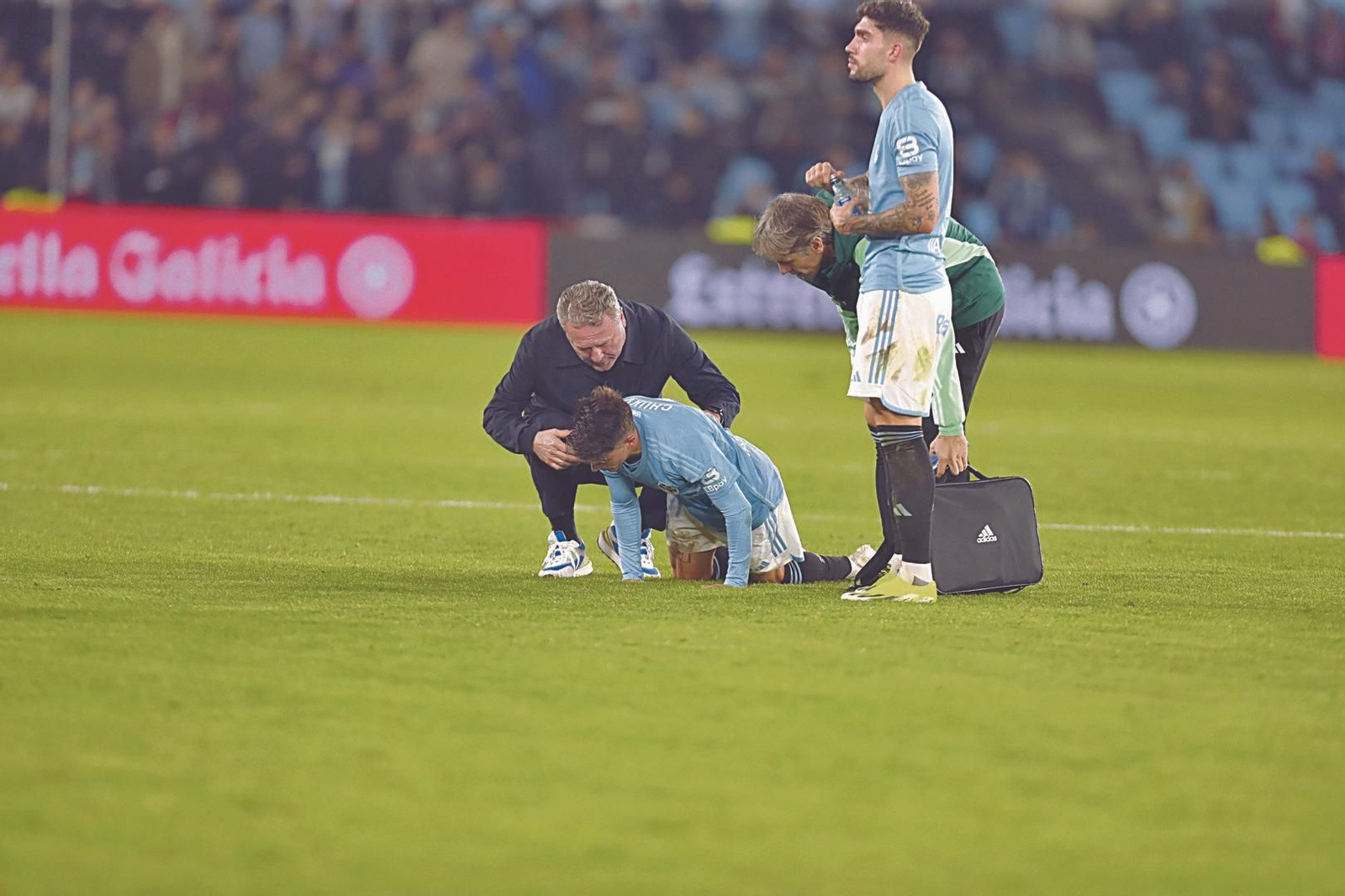 Juanjo Cota y Ernesto Vieito acuden junto a Cervi tras su lesión del pasado miércoles.