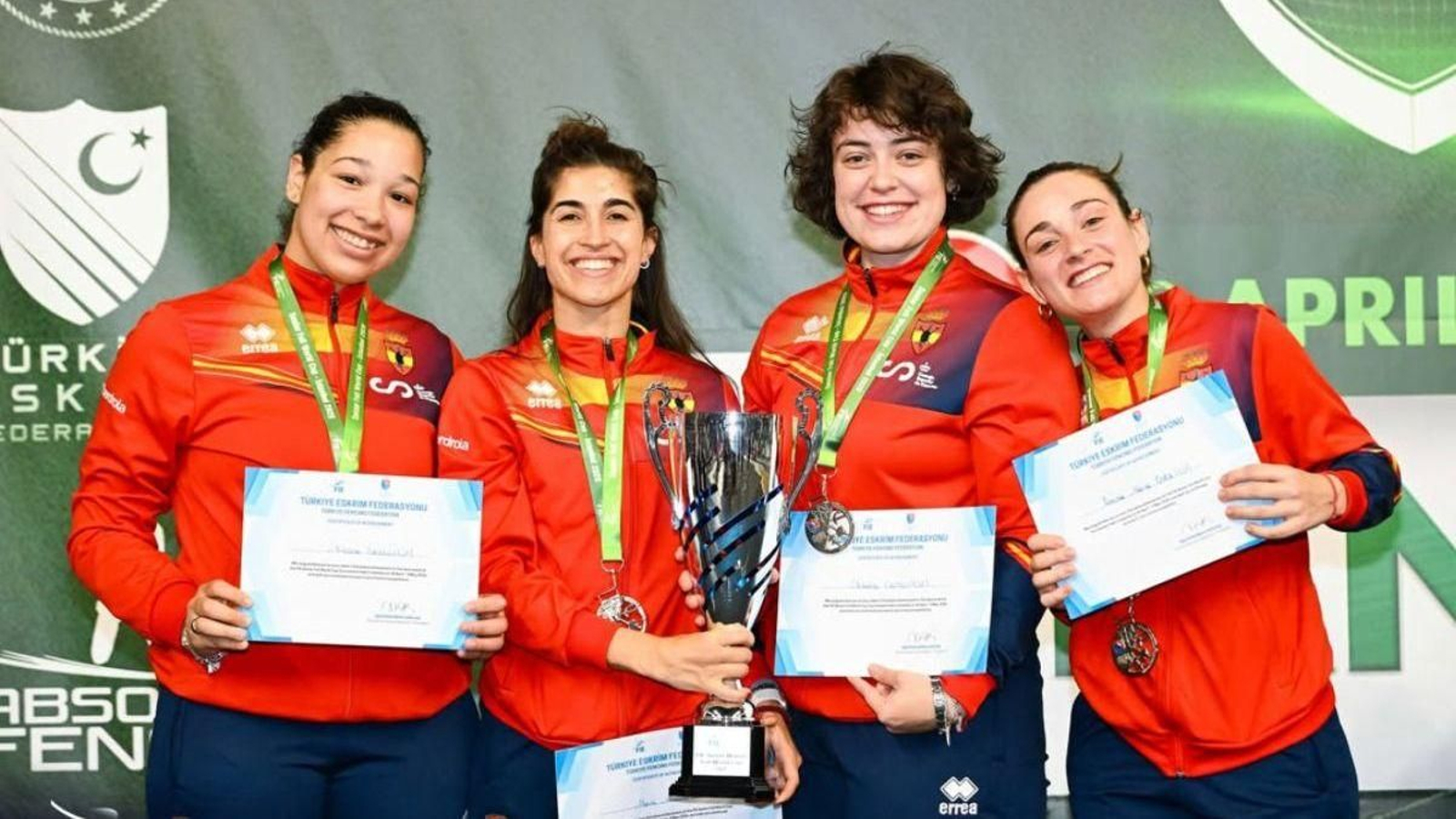 María Mariño (2ª izqda) posa sonríente junto a sus compañeras.