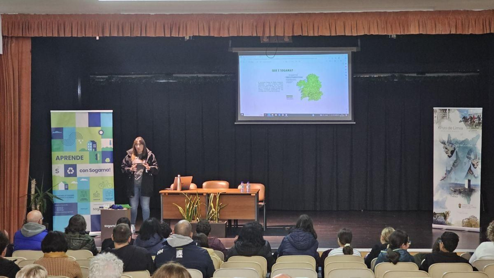 Más de medio centenar de vecinos se congregó en el Auditorio de la Casa de Cultura.