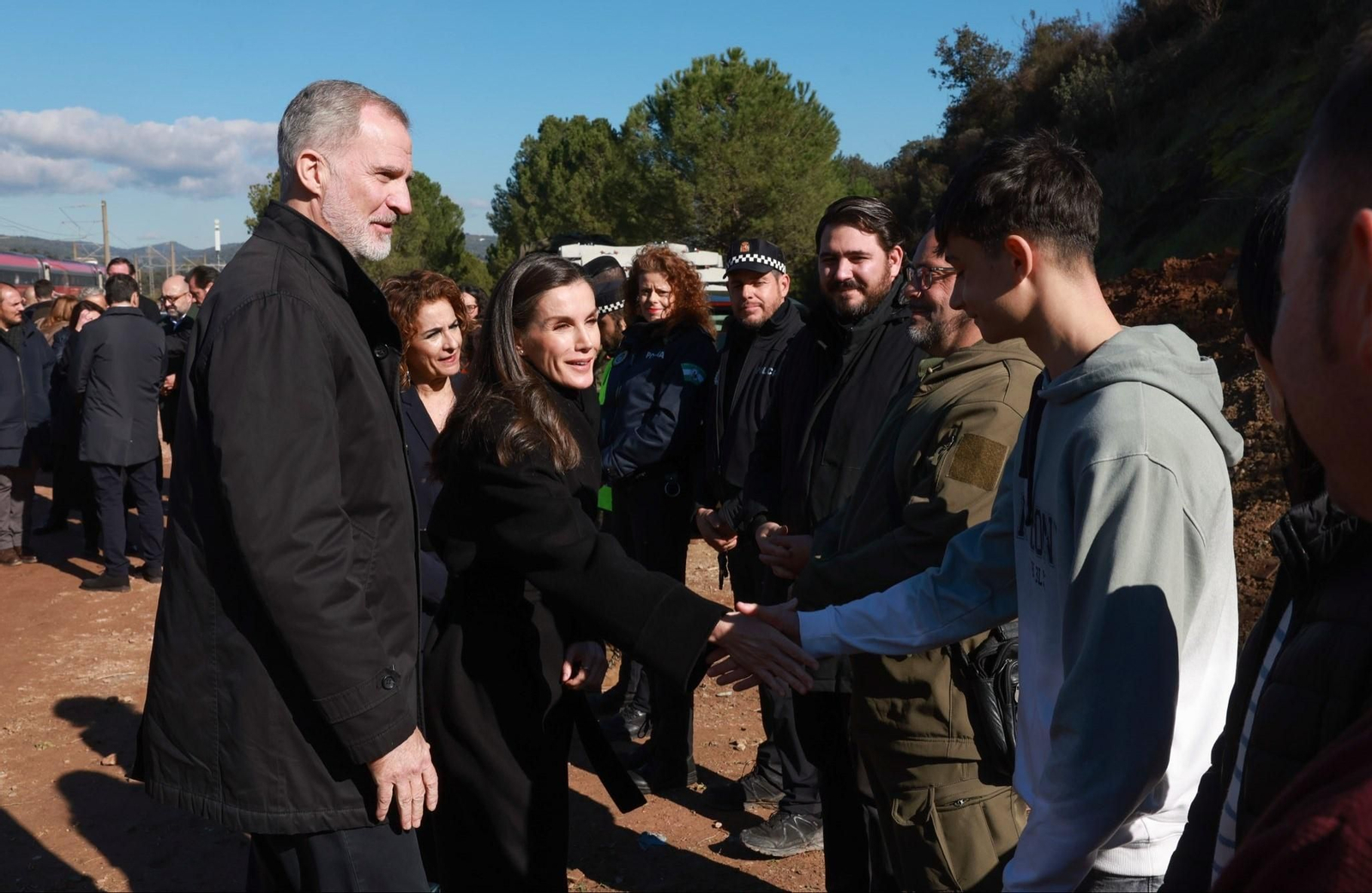 Los reyes saludan a Julio Rodriguez, el joven voluntario.