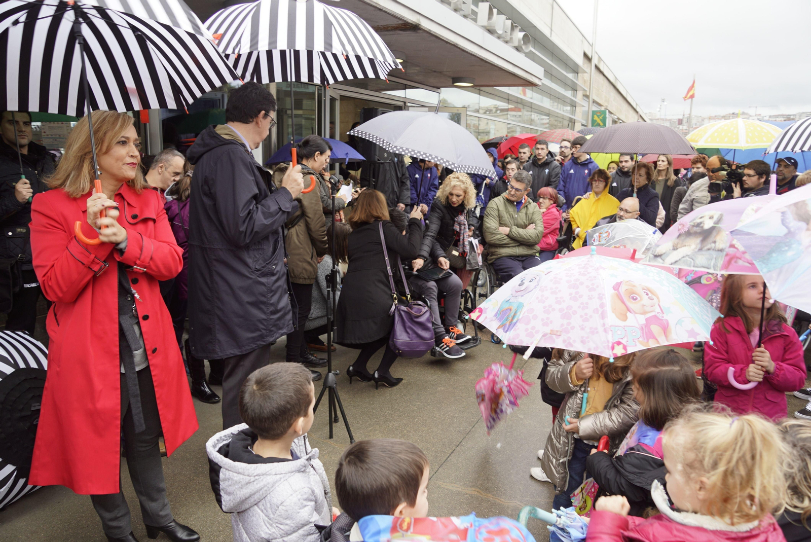 Acto a favor de los discapacitados con paraguas simbólicos.