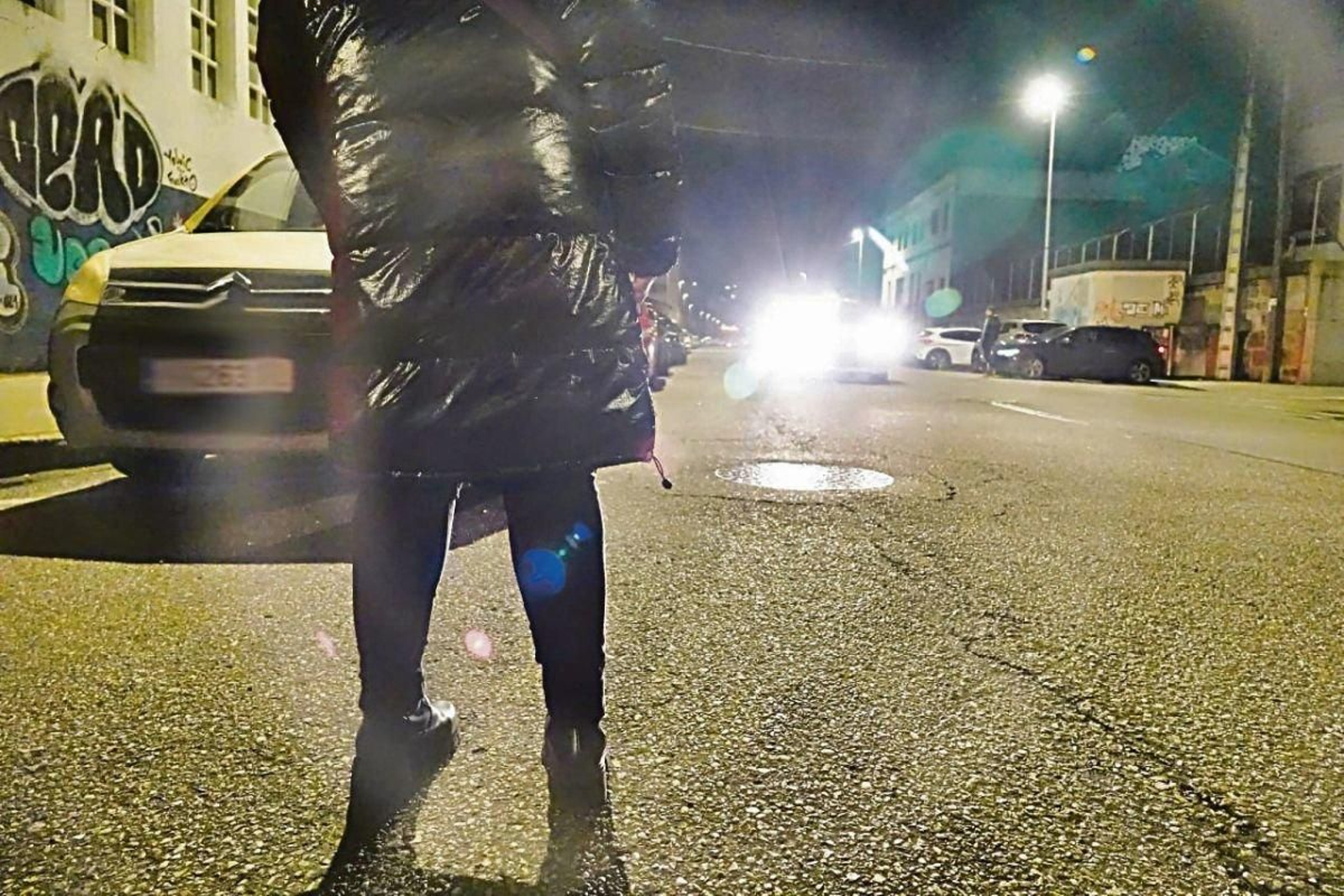 Una mujer que ejerce la prostitución en la calle.