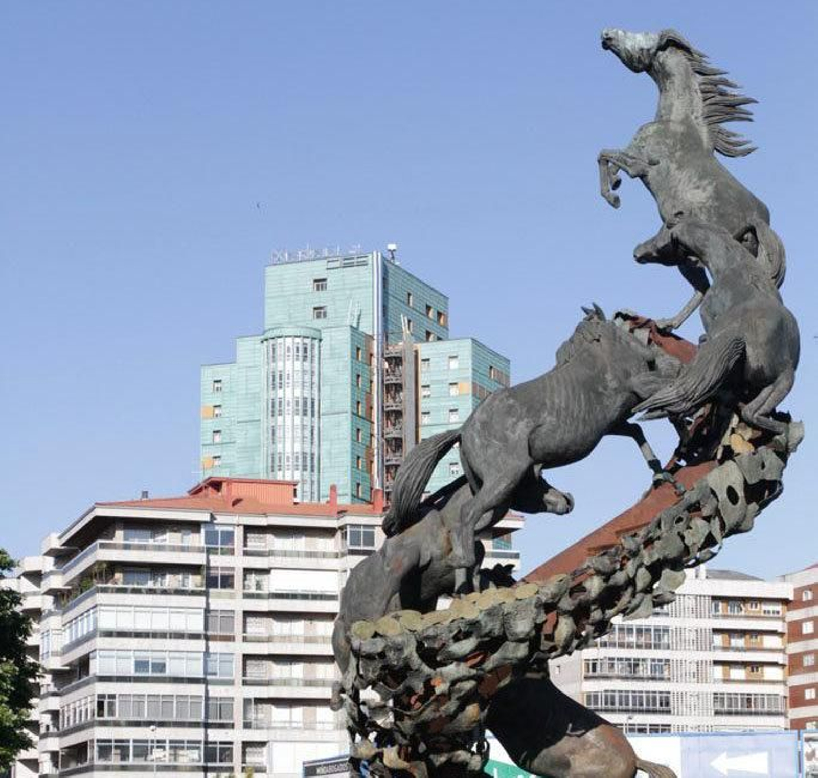 La torre del Xeral, de 20 plantas, vacía desde hace unos meses.