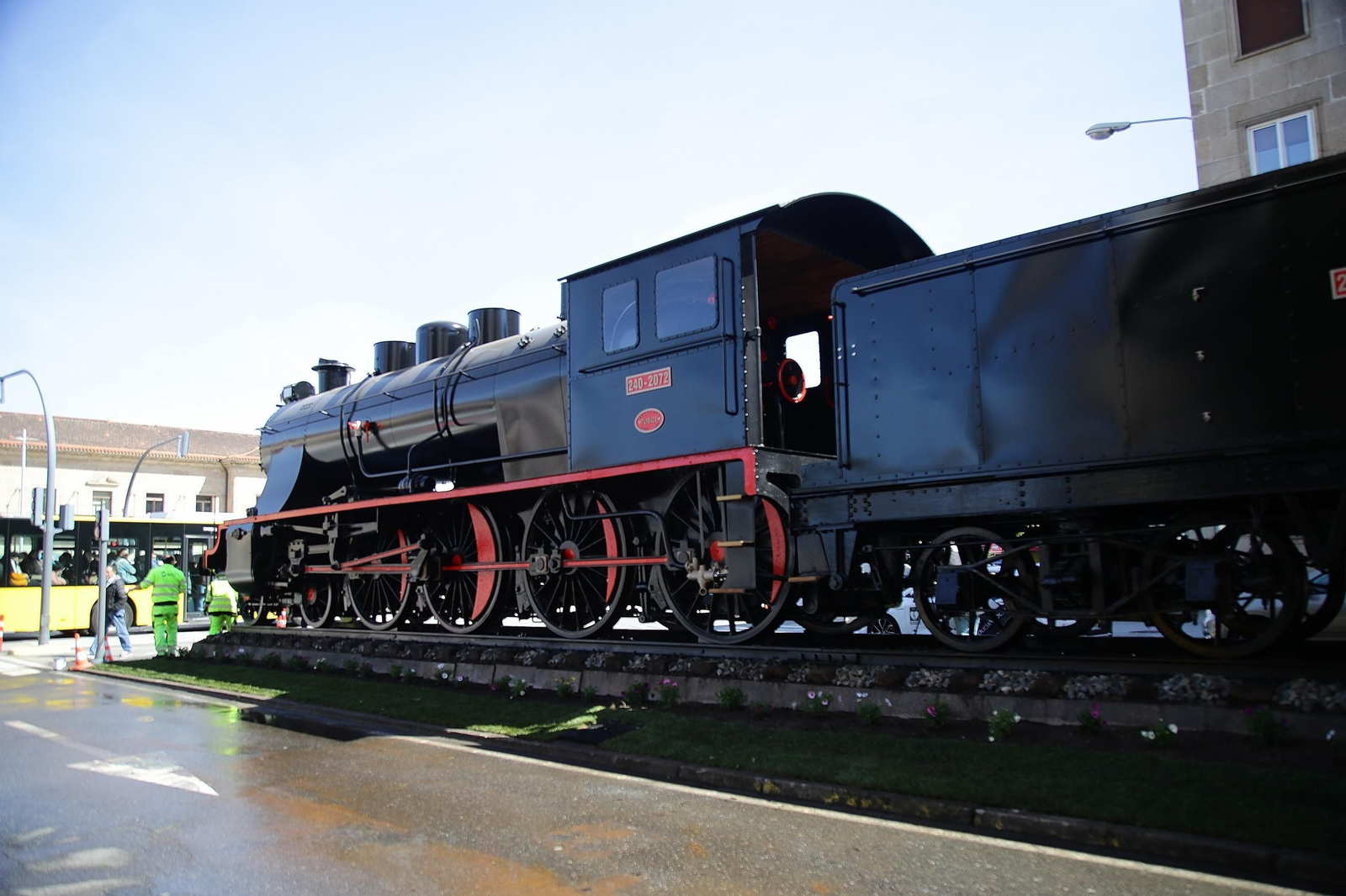 Galería | La locomotora vuelve a lucir en el barrio de A Ponte