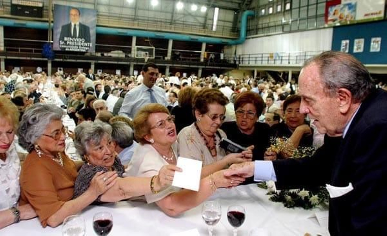 Manuel Fraga durante un encuentro con la colectividad de Buenos Aires