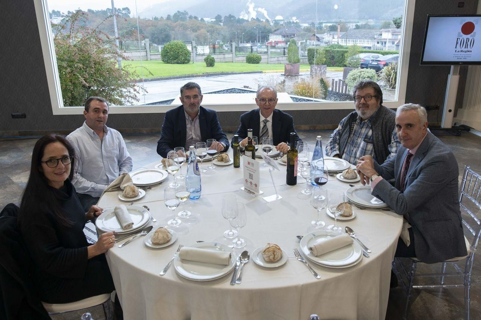 MESA RÍO CONSO | Marisol Amoeiro, del CIFP Portovello; Eloy Tesouro, de Servicios Funerarios Santa Eulalia; Alejandro Cruz, presidente del Polígono de Barreiros; Amador Vázquez, alcalde del Concello de Vilamarín; Rafael García, colaborador de Telemiño, y Juanjo Feijóo, de La Región.