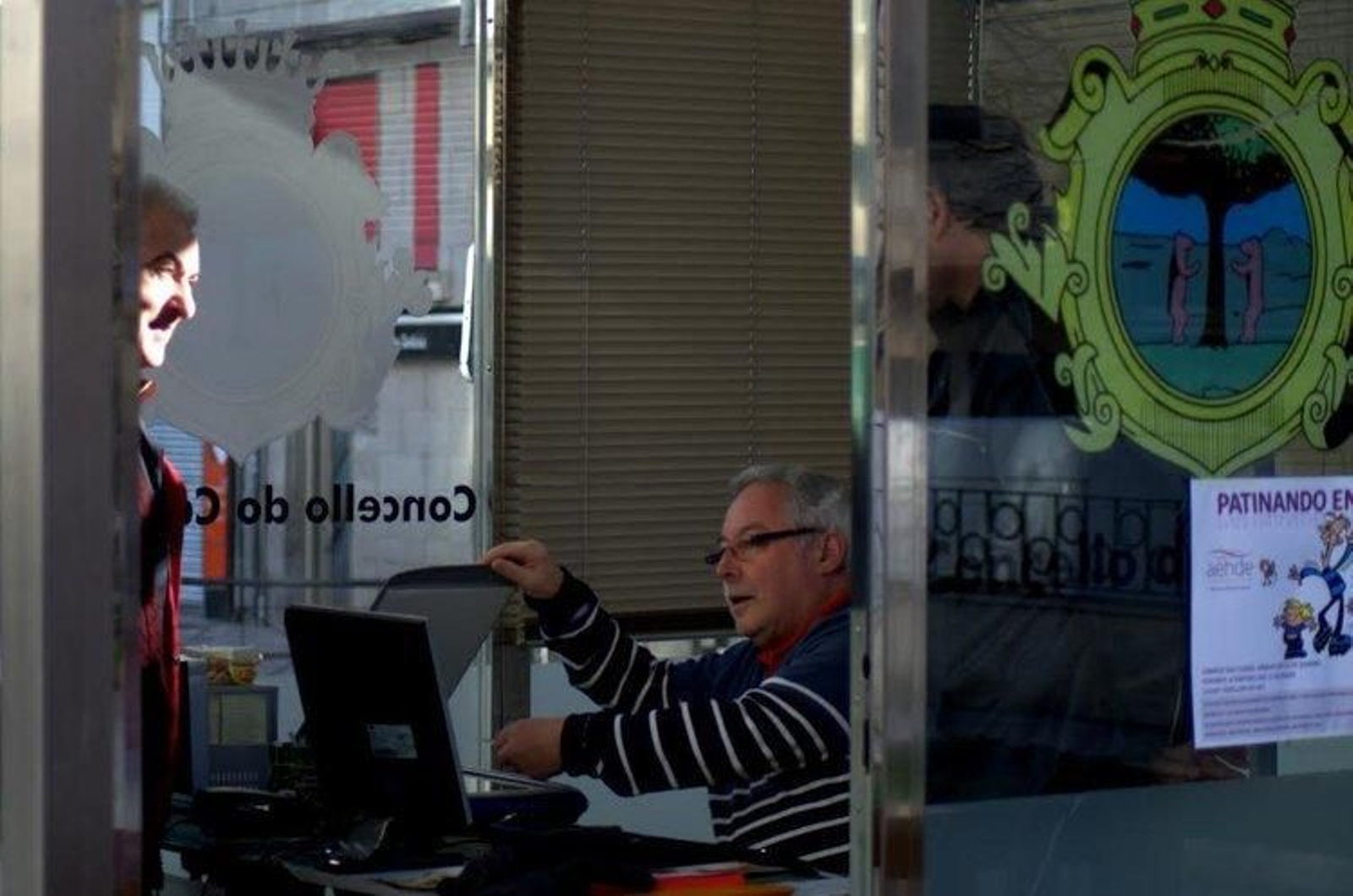 José Luis DIz recoge y escanea fotografías en la oficina de turismo de la Alameda.