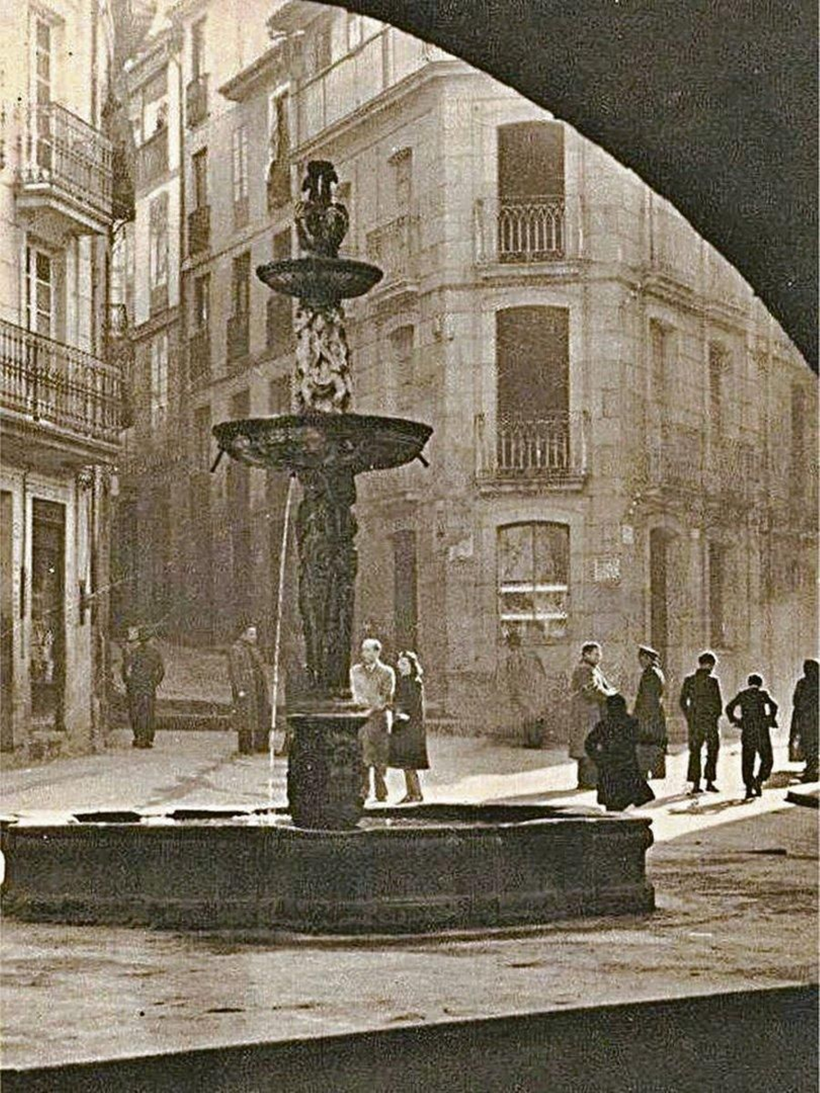Quizás el momento en que la plaza presentaba un aspecto más “extraño”. (Años 50).