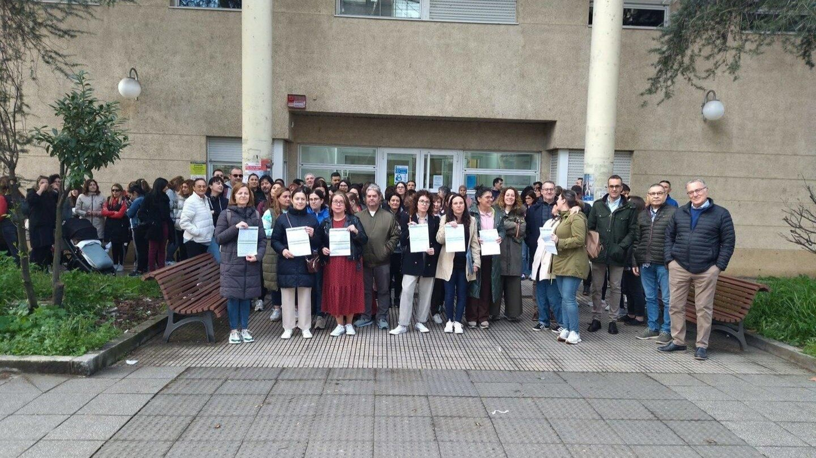 Protesta en el Centro de Saúde de O Barco por la falta de pediatras. (Foto: JOSÉ CRUZ)