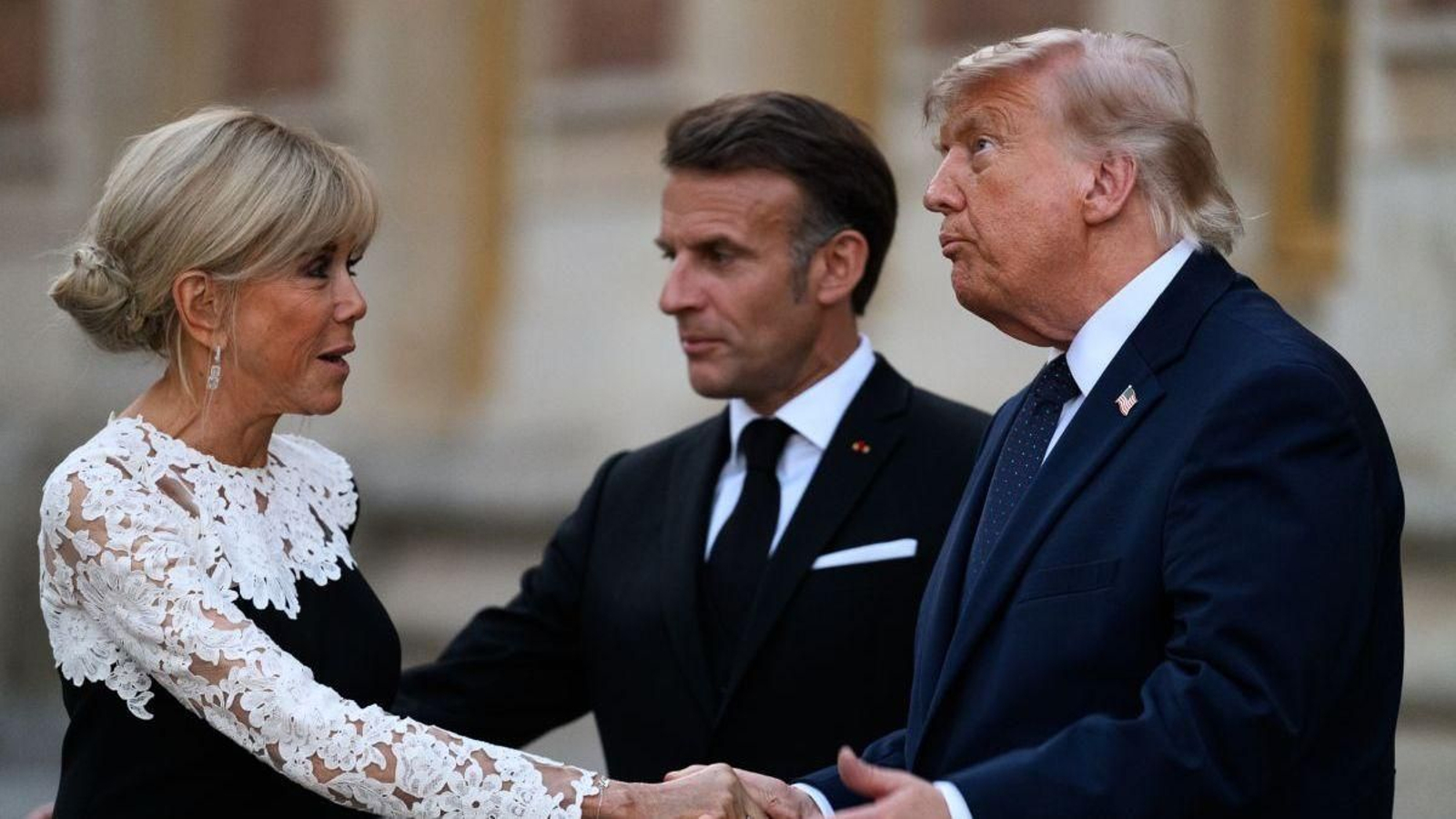 Trump, con Brigitte y Emmanuel Macron, el miércoles en Versalles.