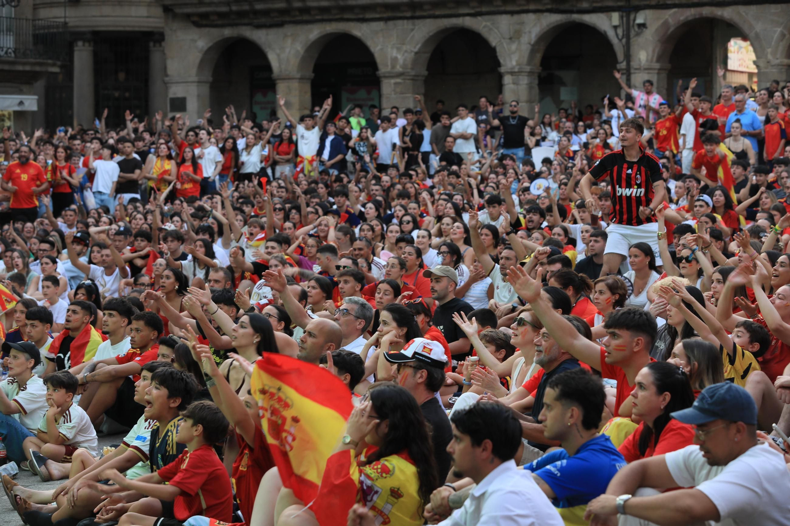 Galería | Ambiente y expectación en las terrazas de Ourense para disfrutar del partido de la selección española ante Portugal , en fotos