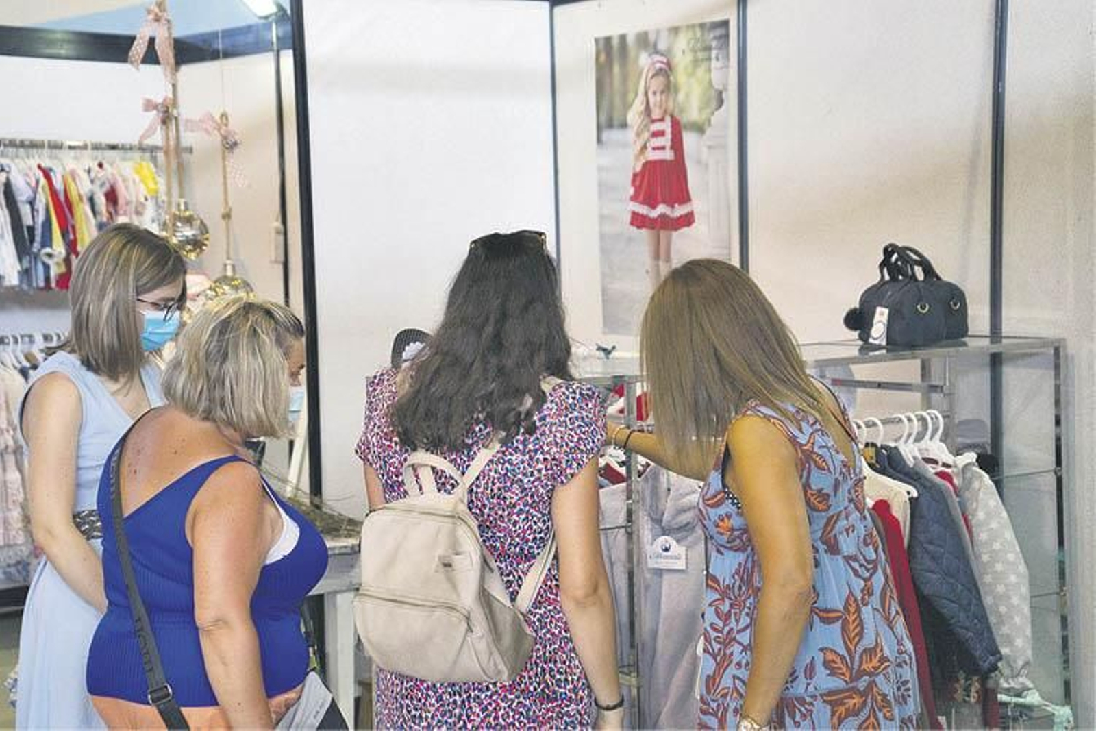 Un grupo de visitantes en la inauguración de la Feira do Comercio Local en Xinzo de Limia en agosto. (MIGUEL GARCÍA)