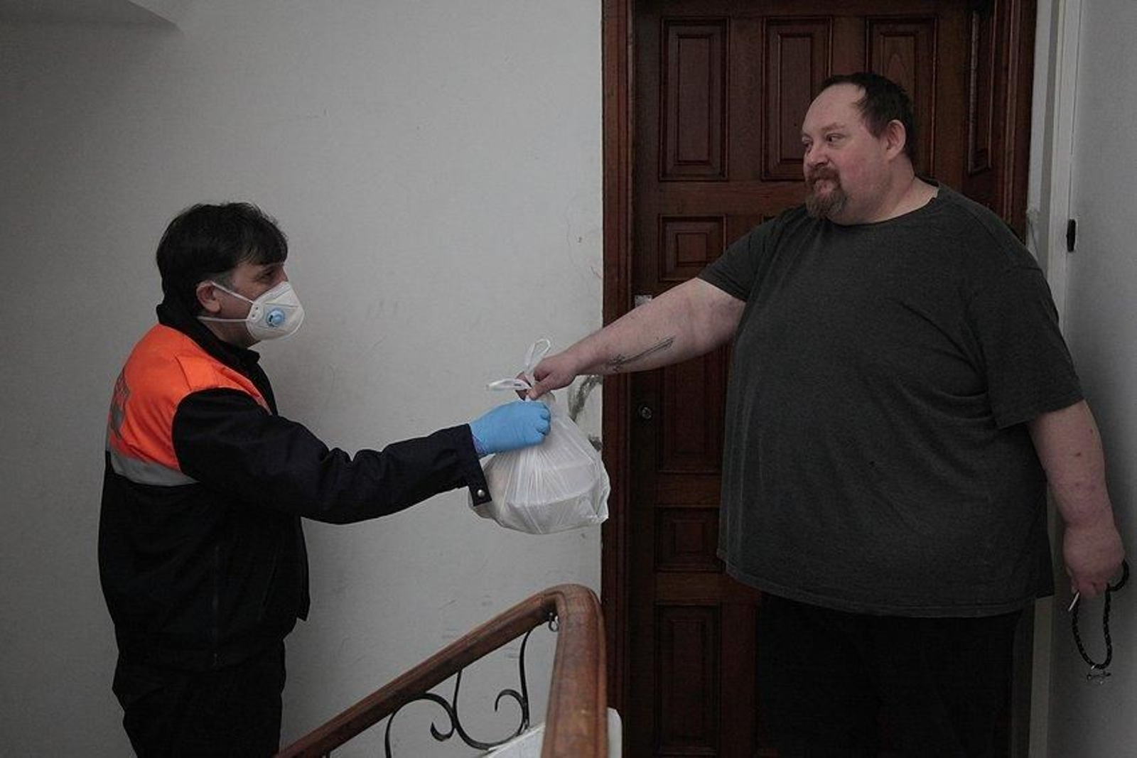 Durante el estado de alarma voluntarios de Protección Civil repartieron comida a domicilio.